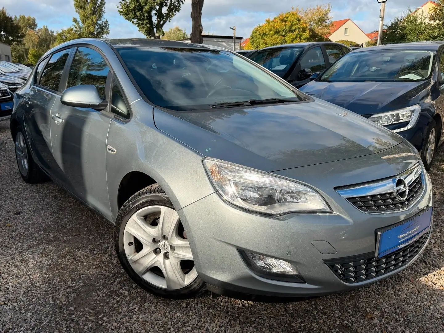Opel Astra J Design*1.HD*Klima*SHZ*LHZ*PDC*TÜV NEU Argent - 1