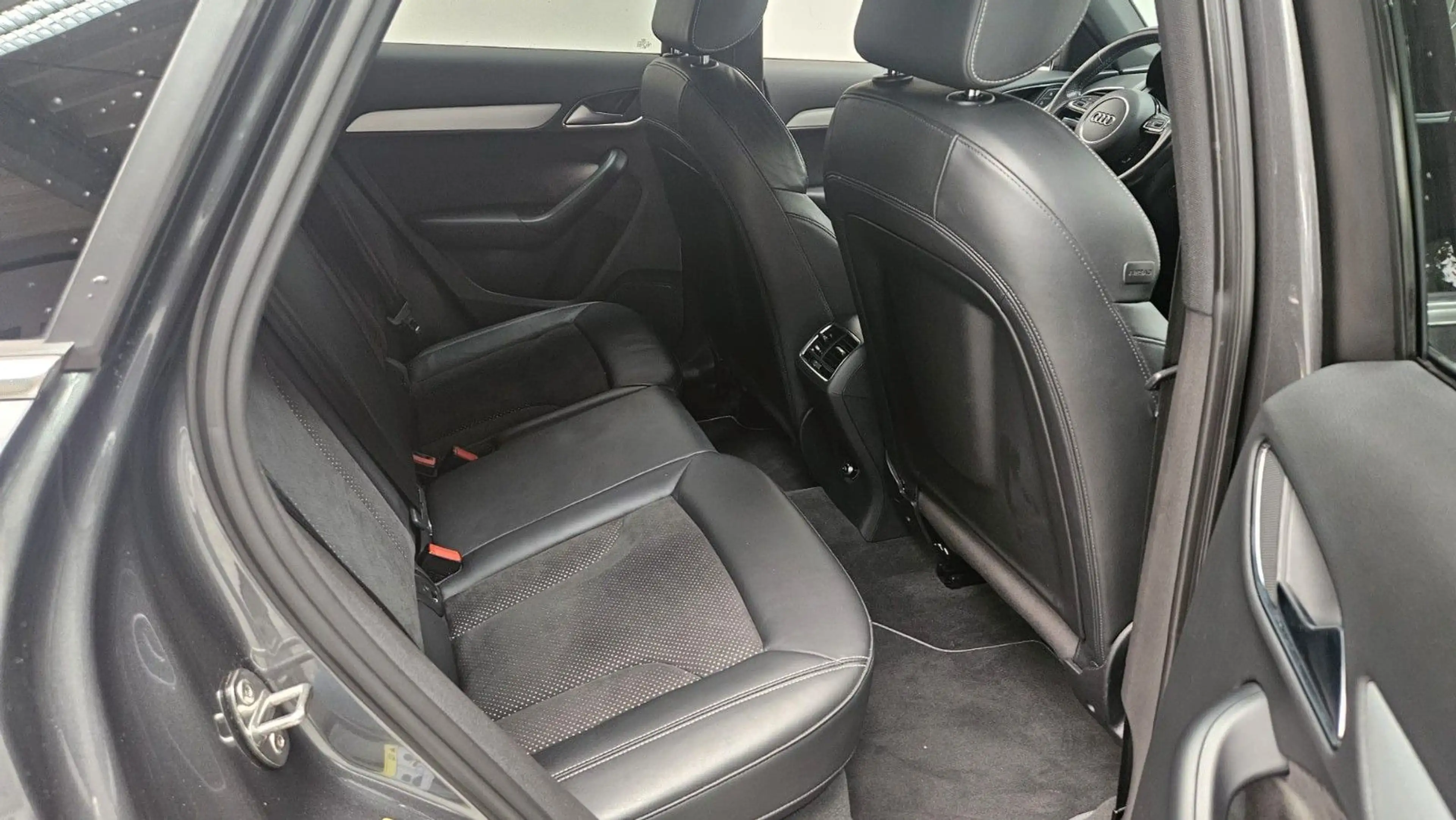 Audi Q3 1.4TSI S-Line sport Navi LED Alcantara 20Zoll — photo 15