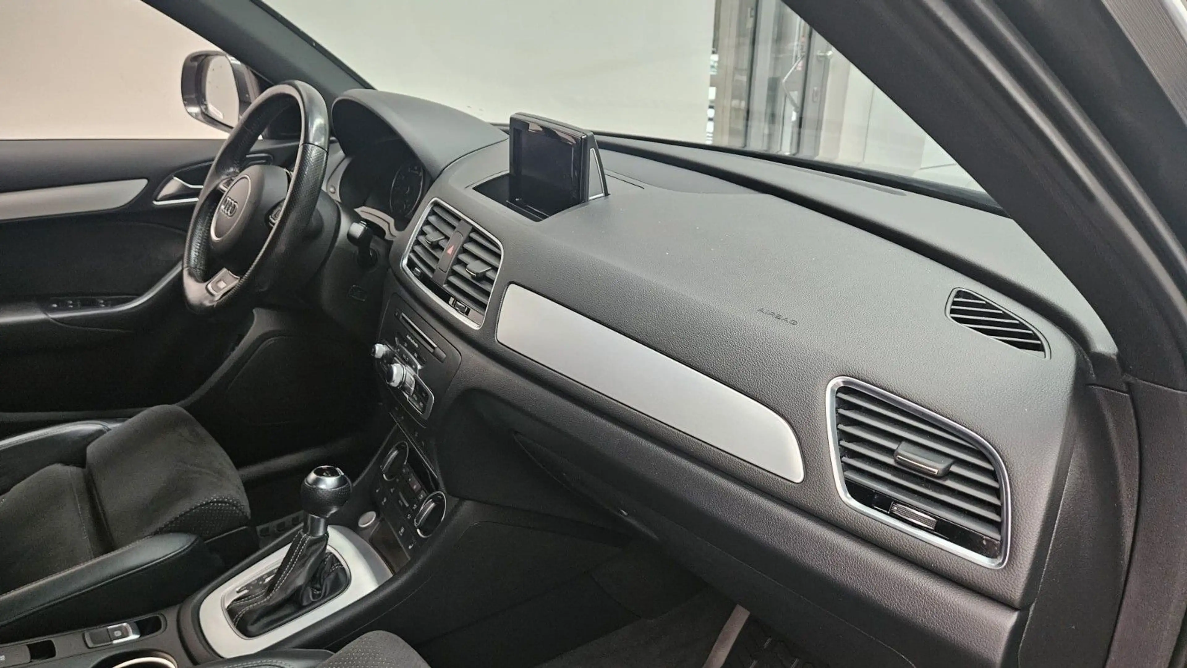 Audi Q3 1.4TSI S-Line sport Navi LED Alcantara 20Zoll — photo 12