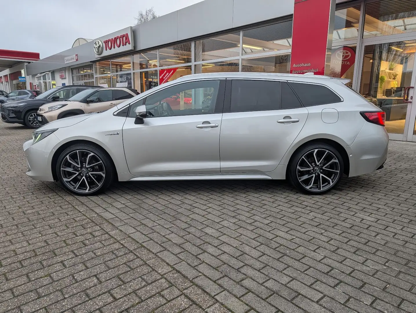 Toyota Corolla 2,0 Hybrid Lounge Touring Sports *JBL* Silber - 2