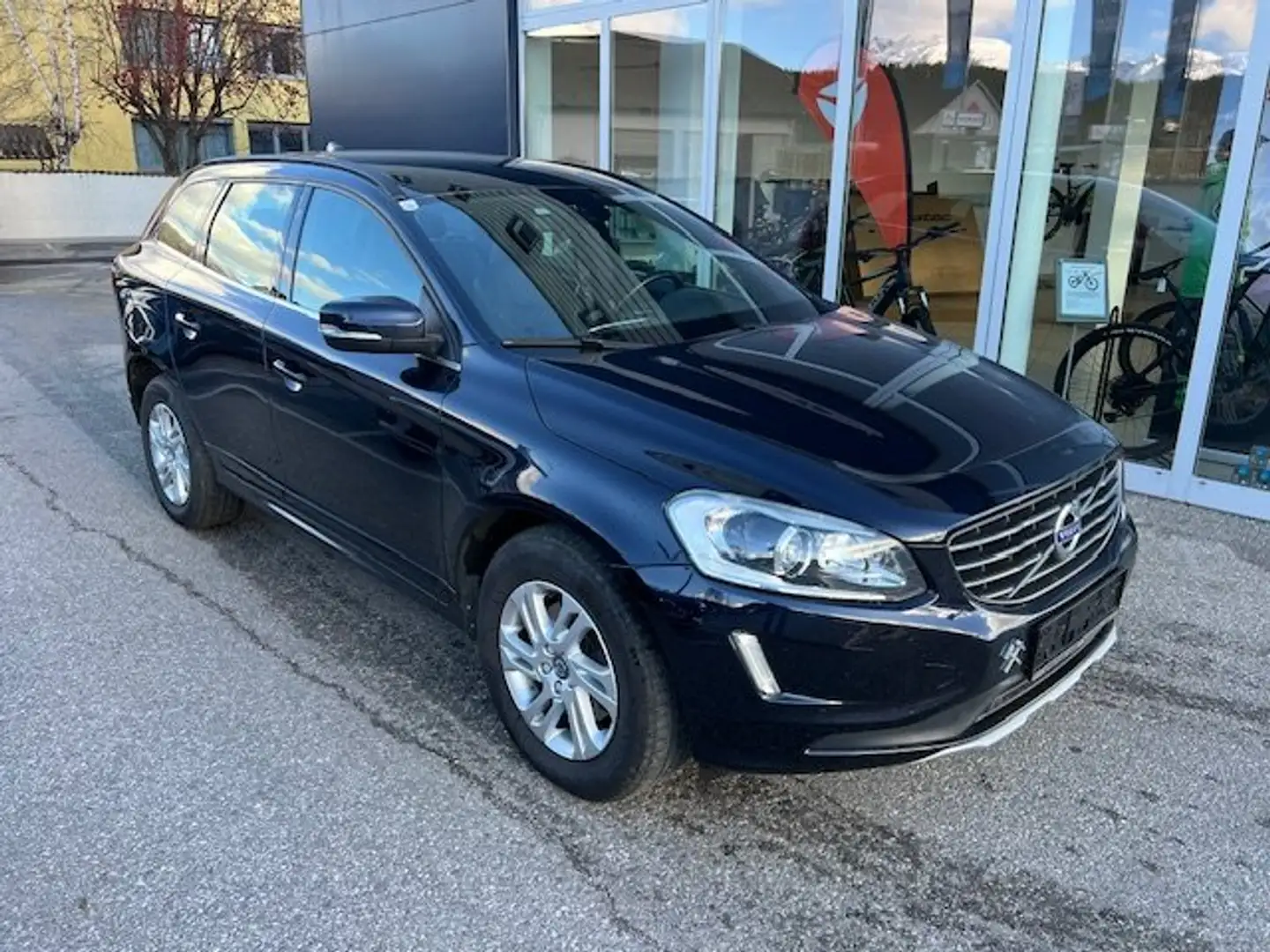 Volvo XC60 D4 Momentum AWD Geartronic Diesel Allrad 5Zylinder Blau - 1
