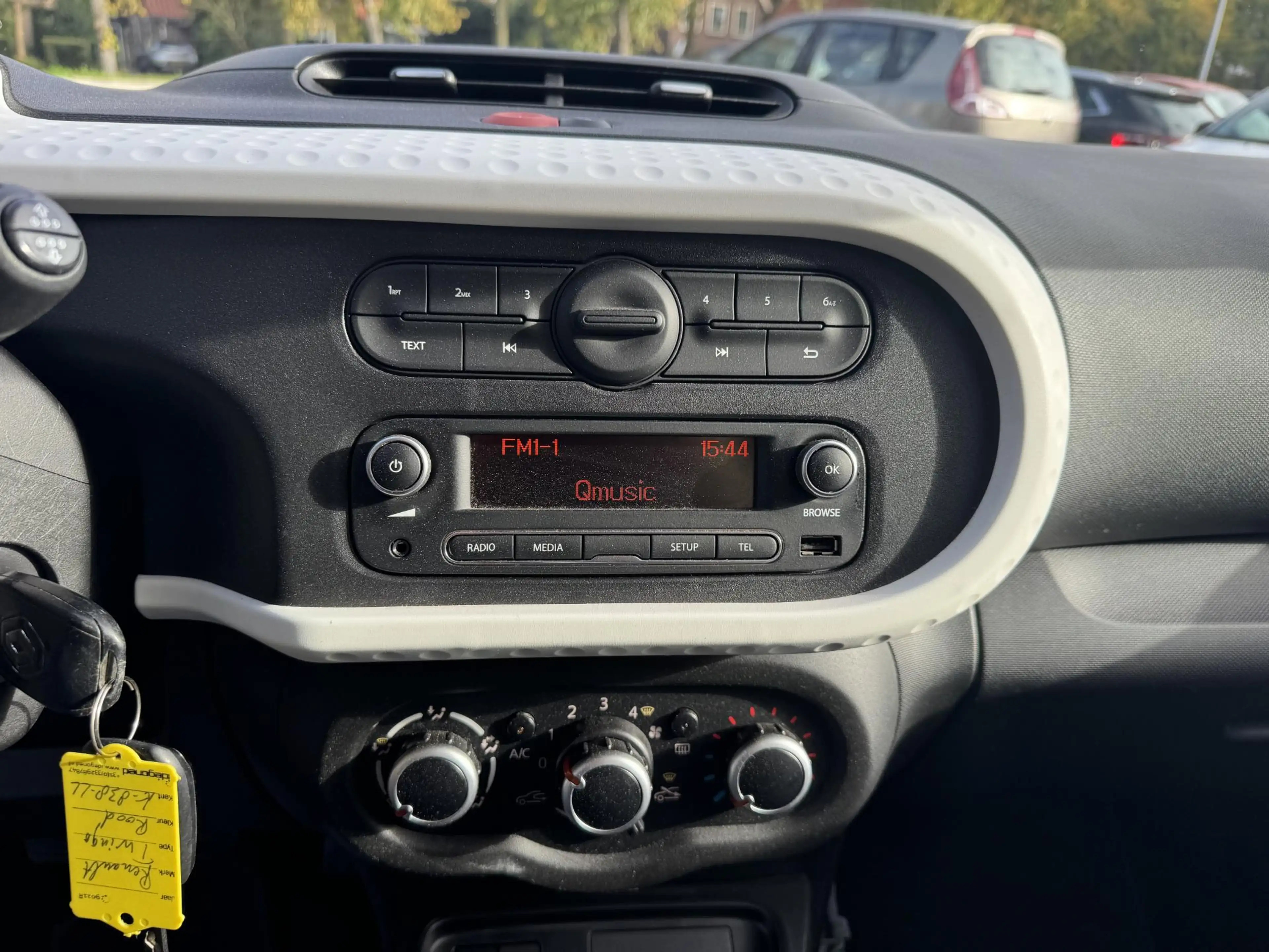 Renault Twingo 1.0 SCe Collection — photo 12