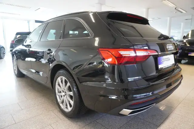 Audi A4 view 4