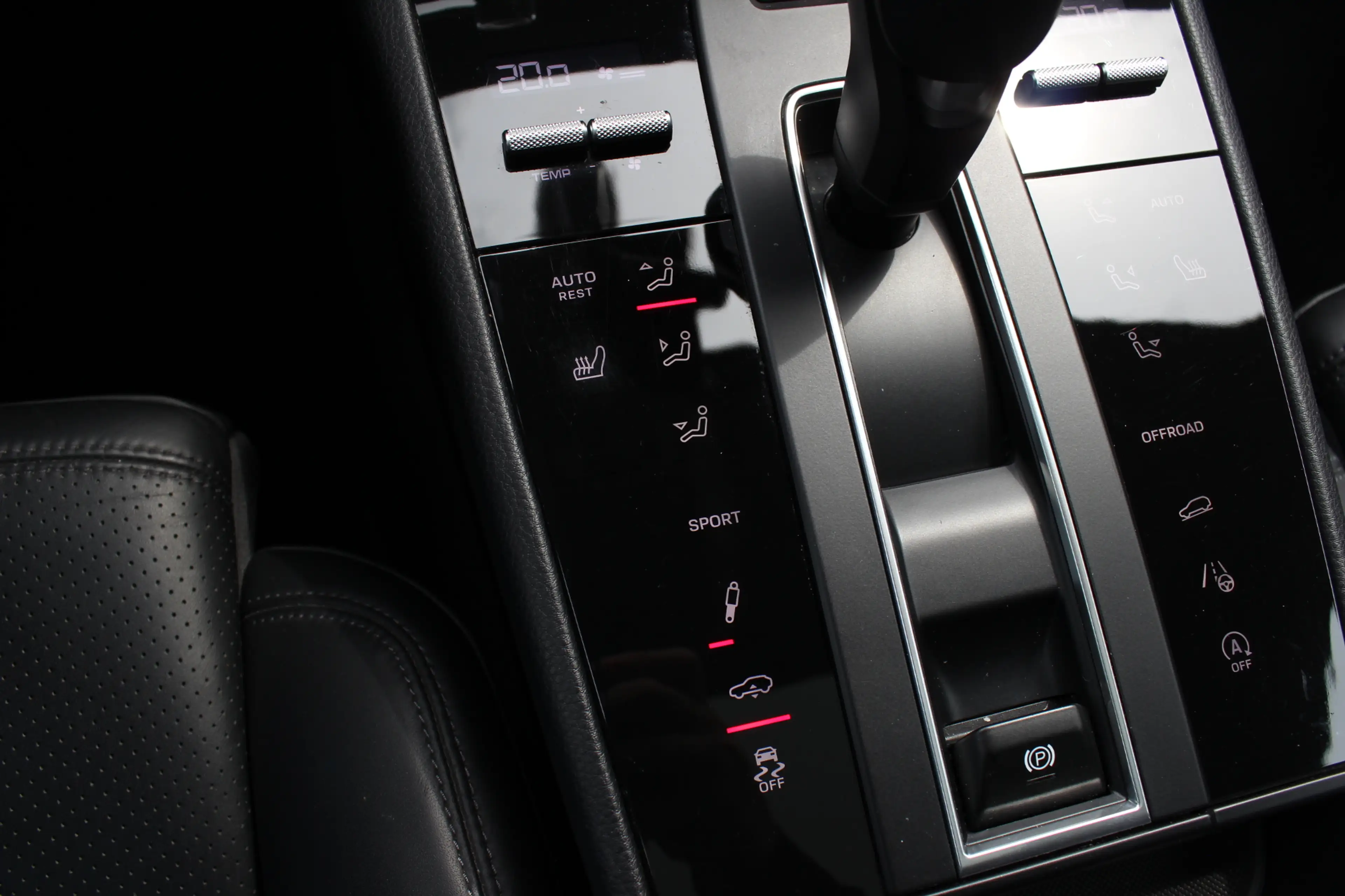 Porsche Macan 2.0 T / Trekhaak / Panoramadak / Camera / Luchtver — photo 28