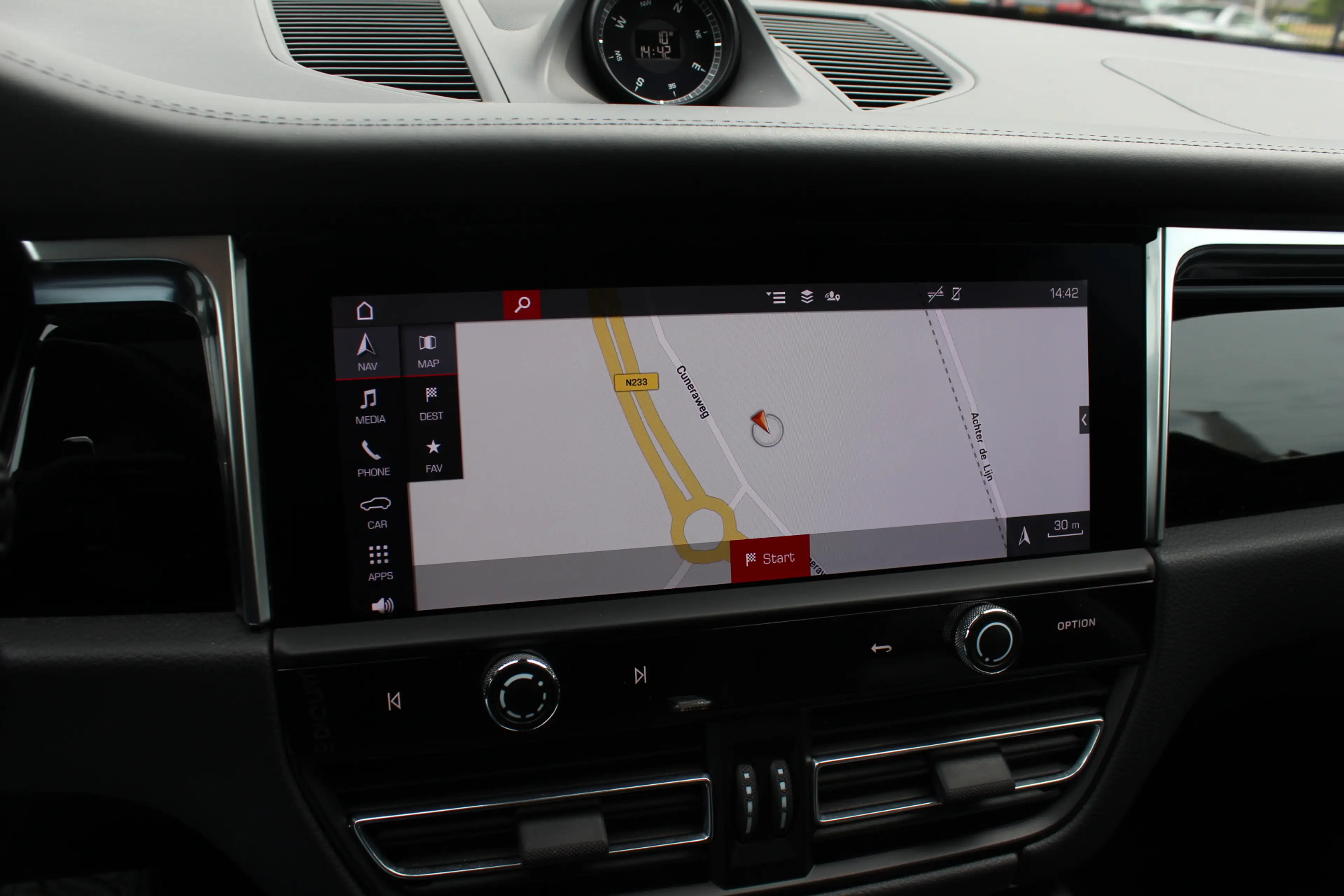 Porsche Macan 2.0 T / Trekhaak / Panoramadak / Camera / Luchtver — photo 23