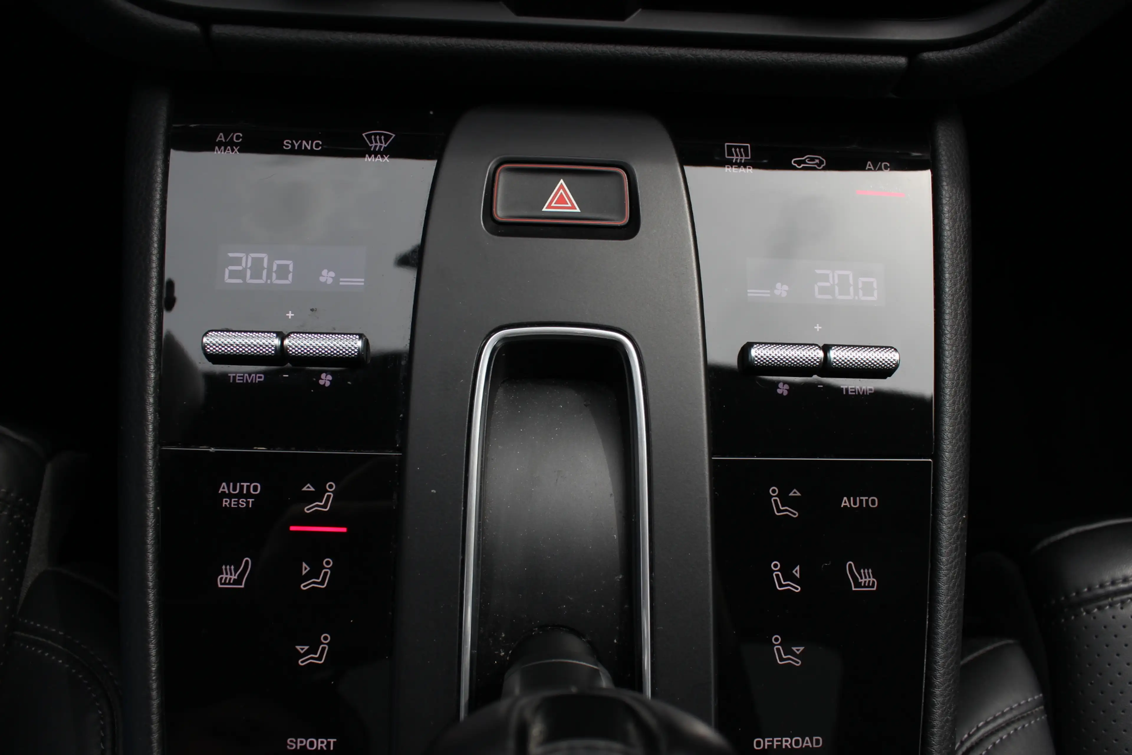 Porsche Macan 2.0 T / Trekhaak / Panoramadak / Camera / Luchtver — photo 27