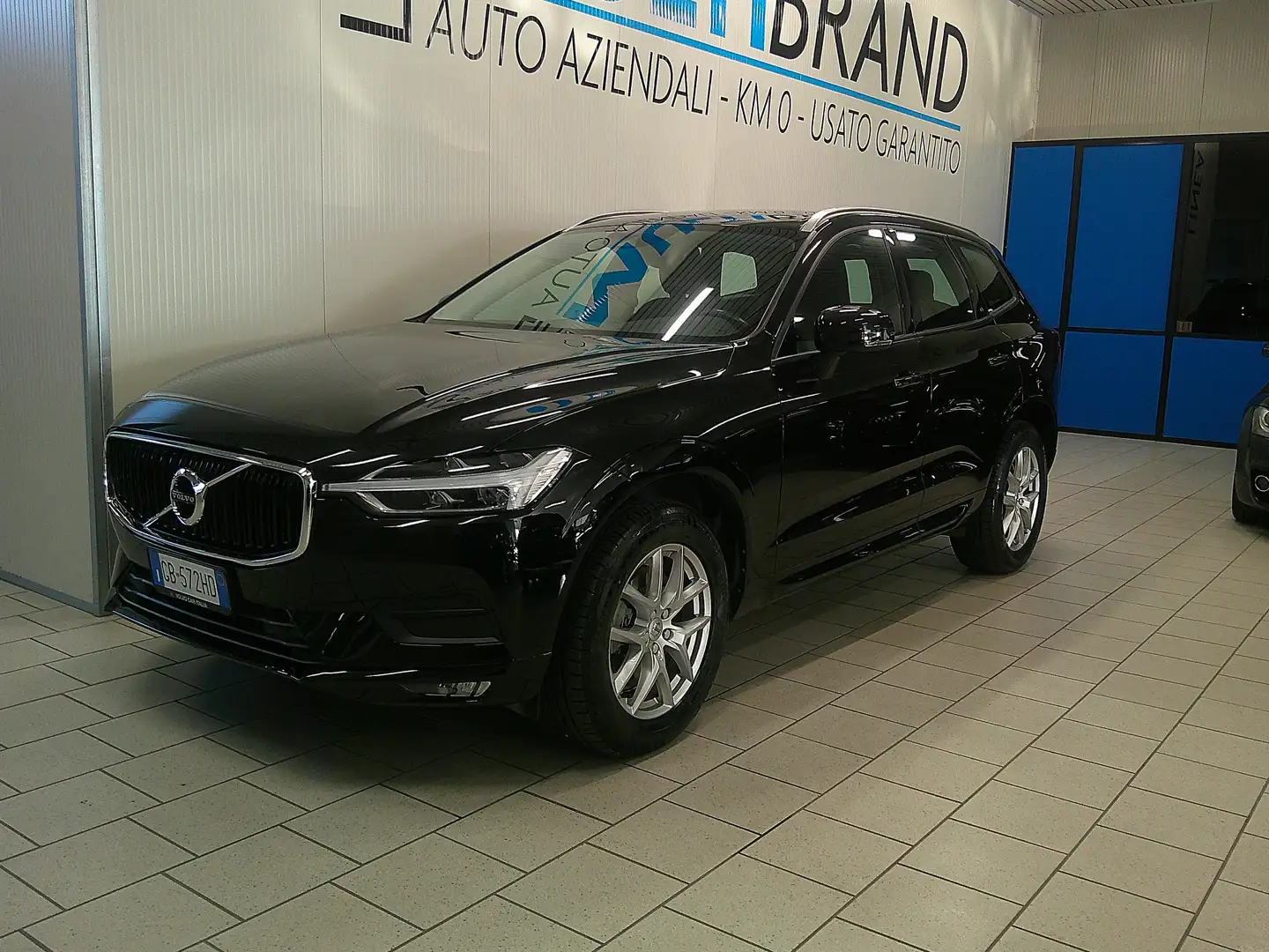 Volvo XC60 B4 (d) AWD Geartronic Momentum Garanzia 24 Mesi Schwarz - 1
