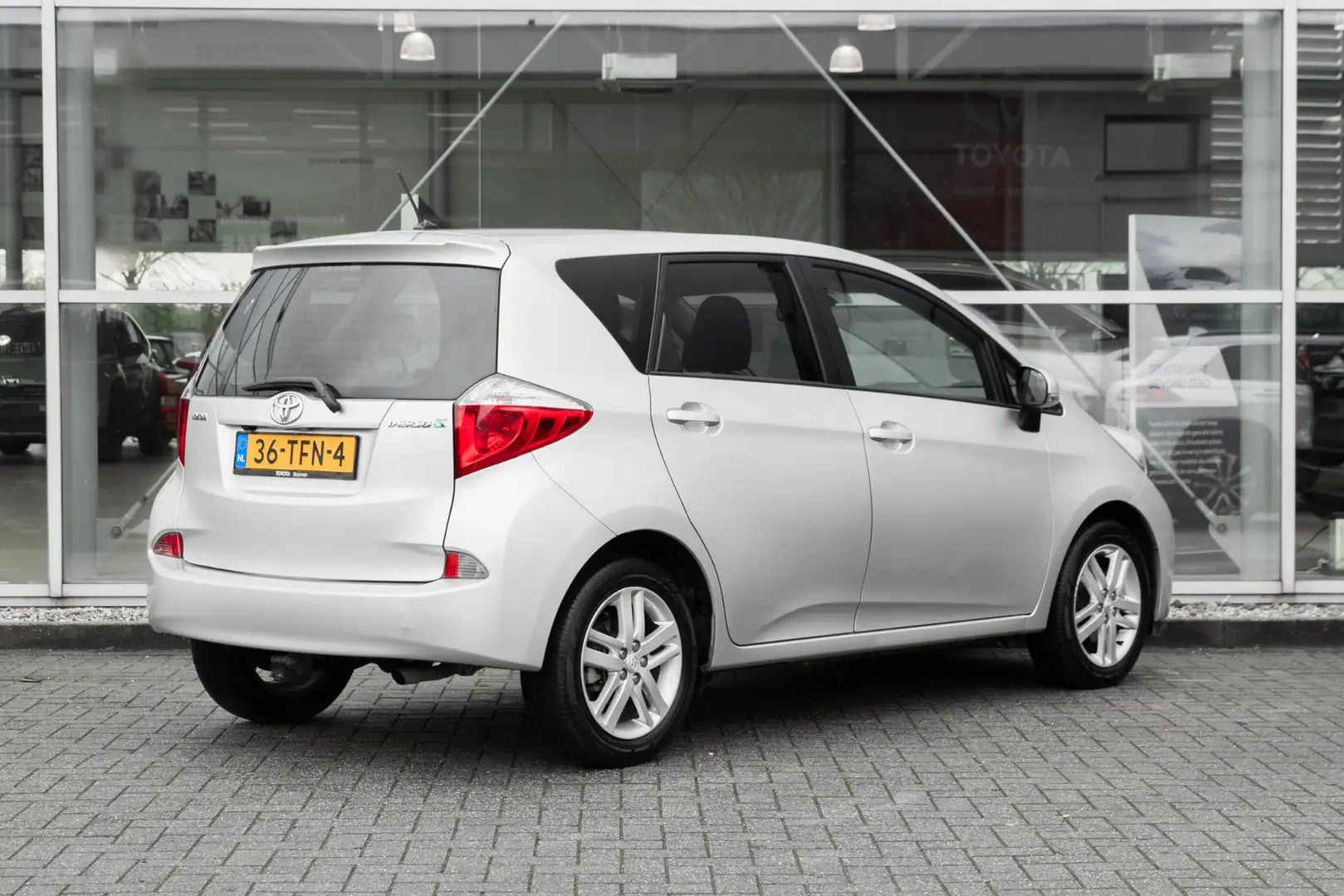 Toyota Verso-S 1.3 VVT-i Dynamic Grijs - 2