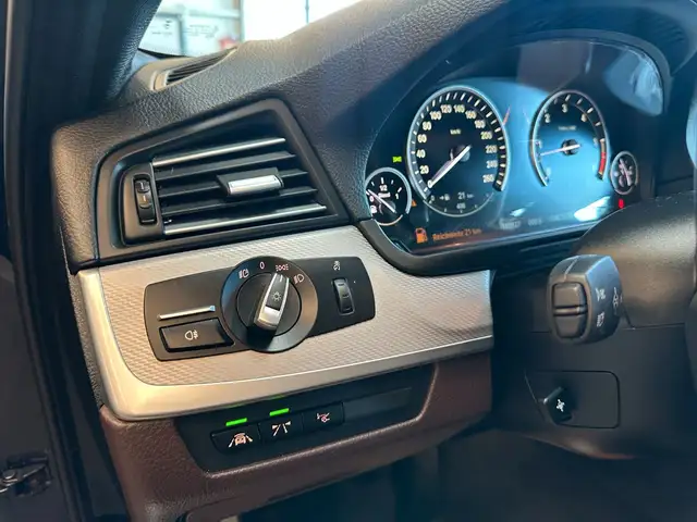 BMW 5 Series view 8