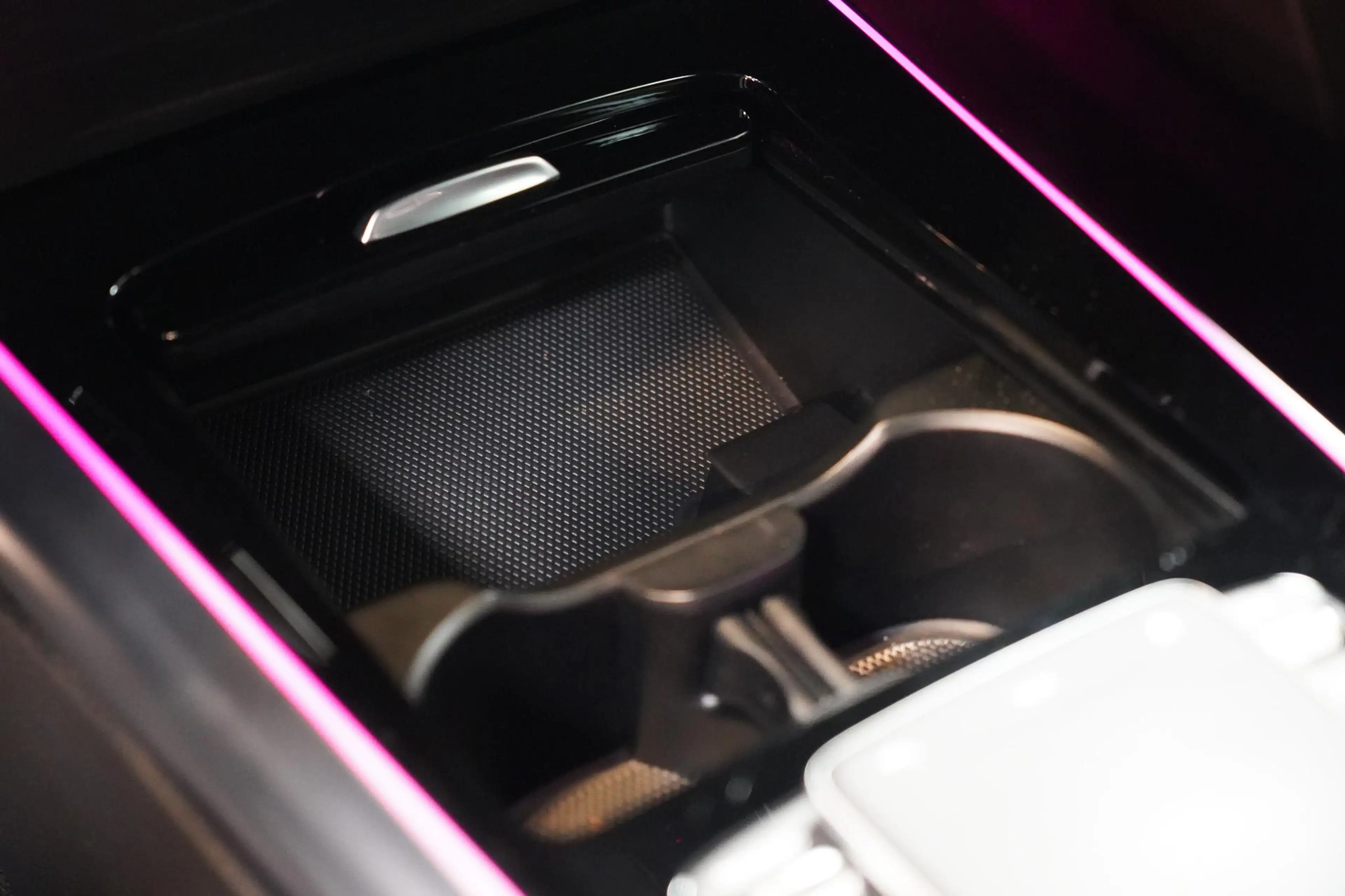 Mercedes-Benz GLA 250 e AMG Line — photo 18
