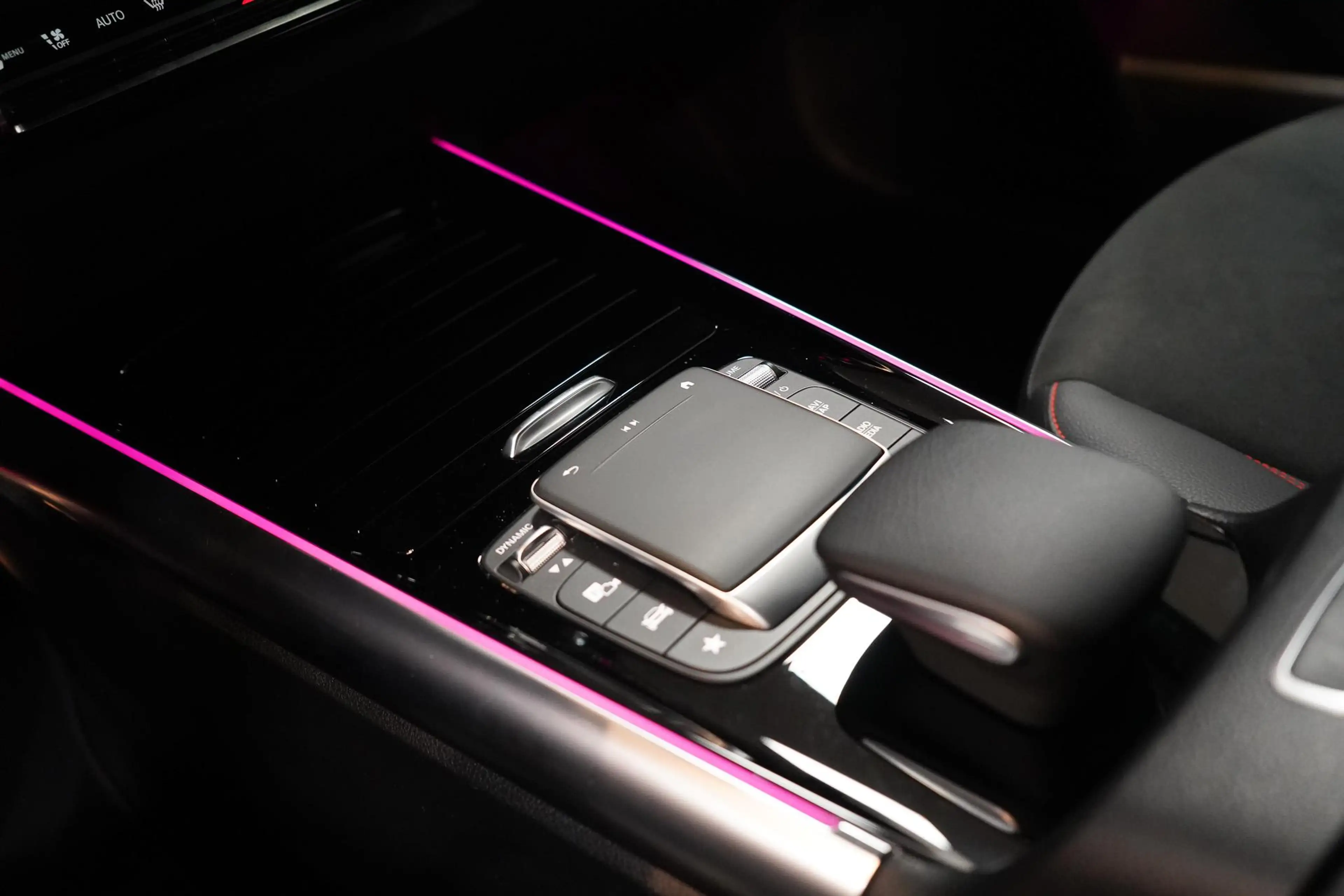 Mercedes-Benz GLA 250 e AMG Line — photo 17