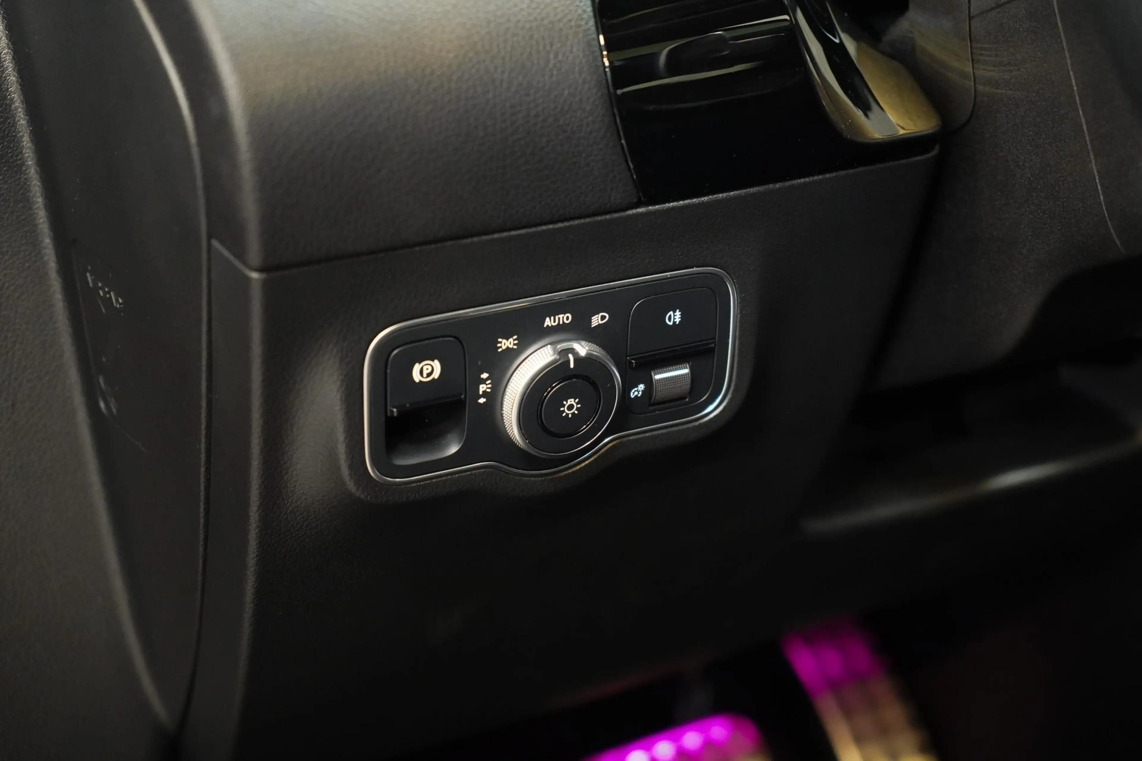 Mercedes-Benz GLA 250 e AMG Line — photo 12