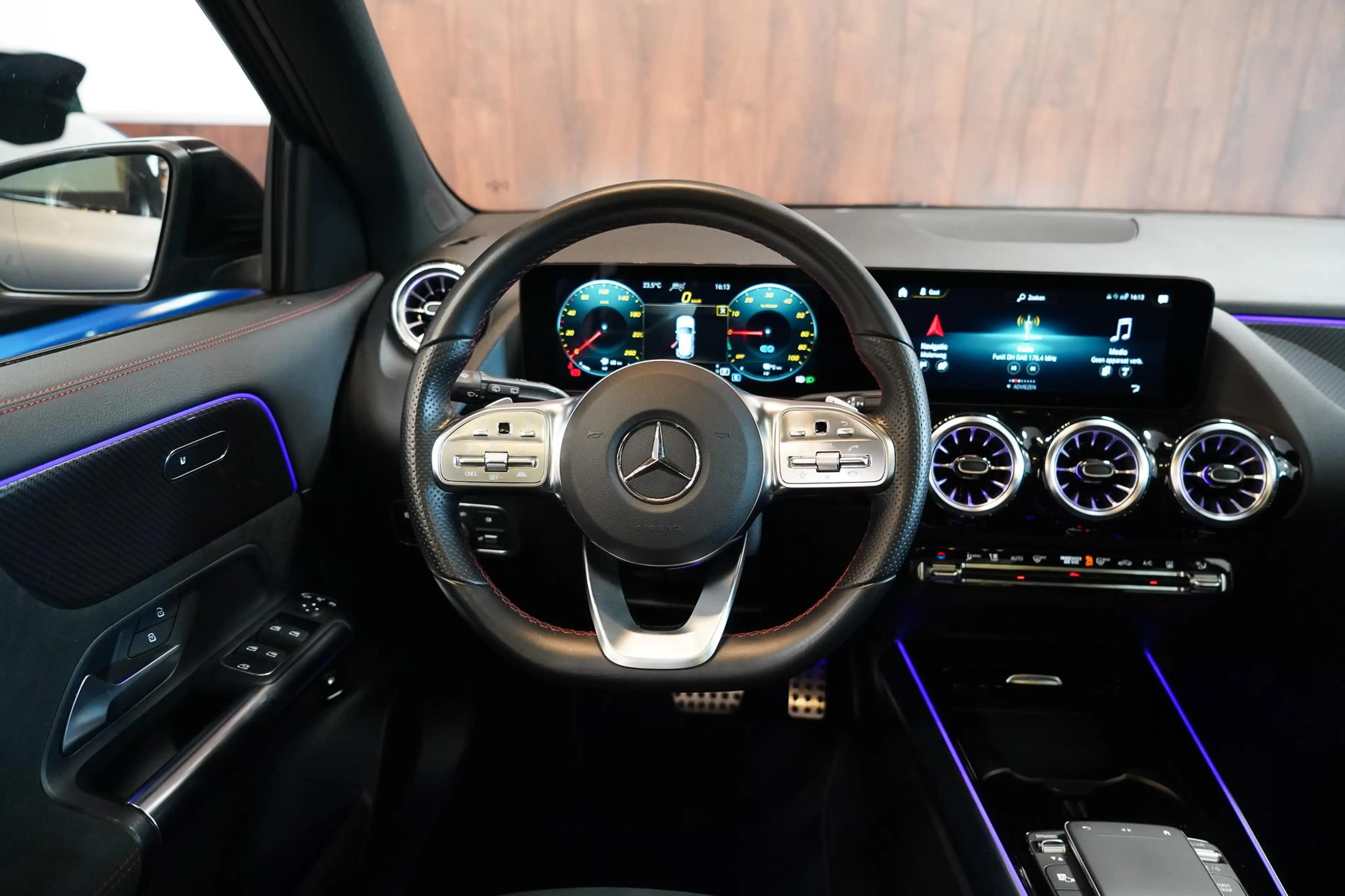 Mercedes-Benz GLA 250 e AMG Line — photo 28
