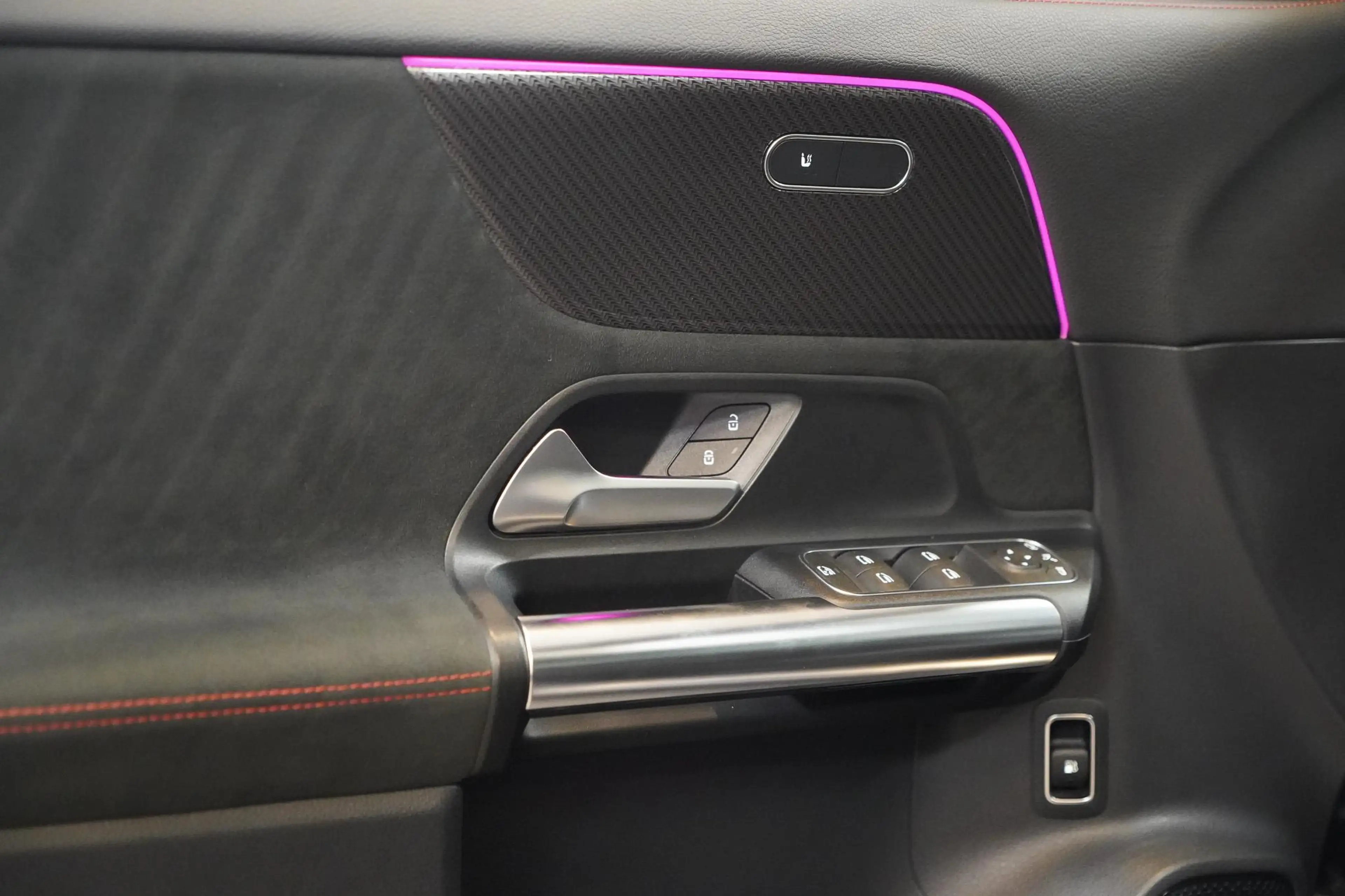 Mercedes-Benz GLA 250 e AMG Line — photo 10