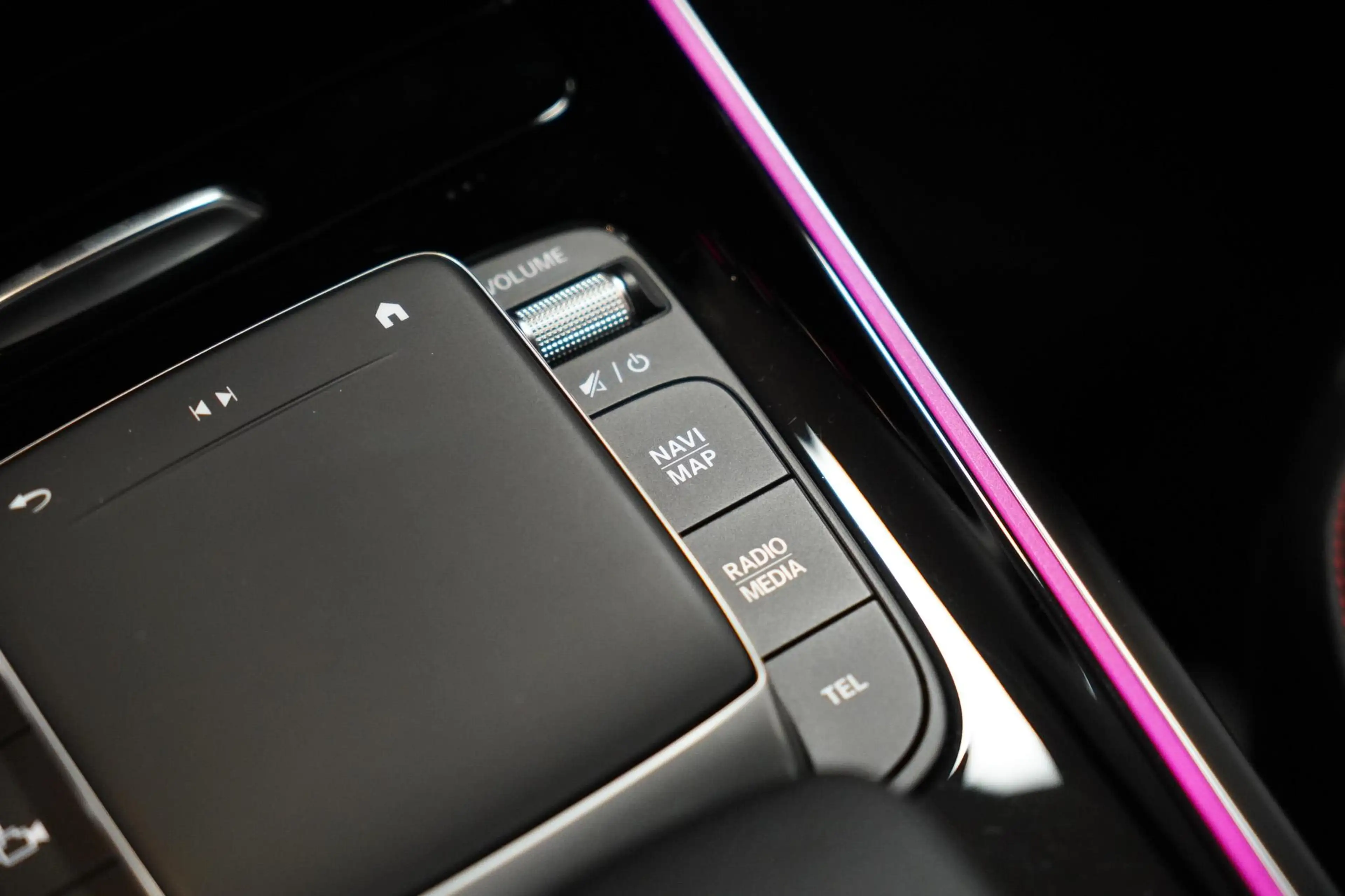 Mercedes-Benz GLA 250 e AMG Line — photo 20