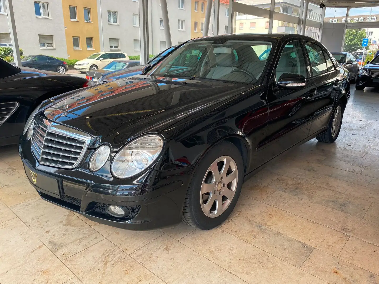 Mercedes-Benz E 200 CDI/1.Hd/SHZ/Sthz/Navi/Temp./PDC/Bluetooth Schwarz - 1
