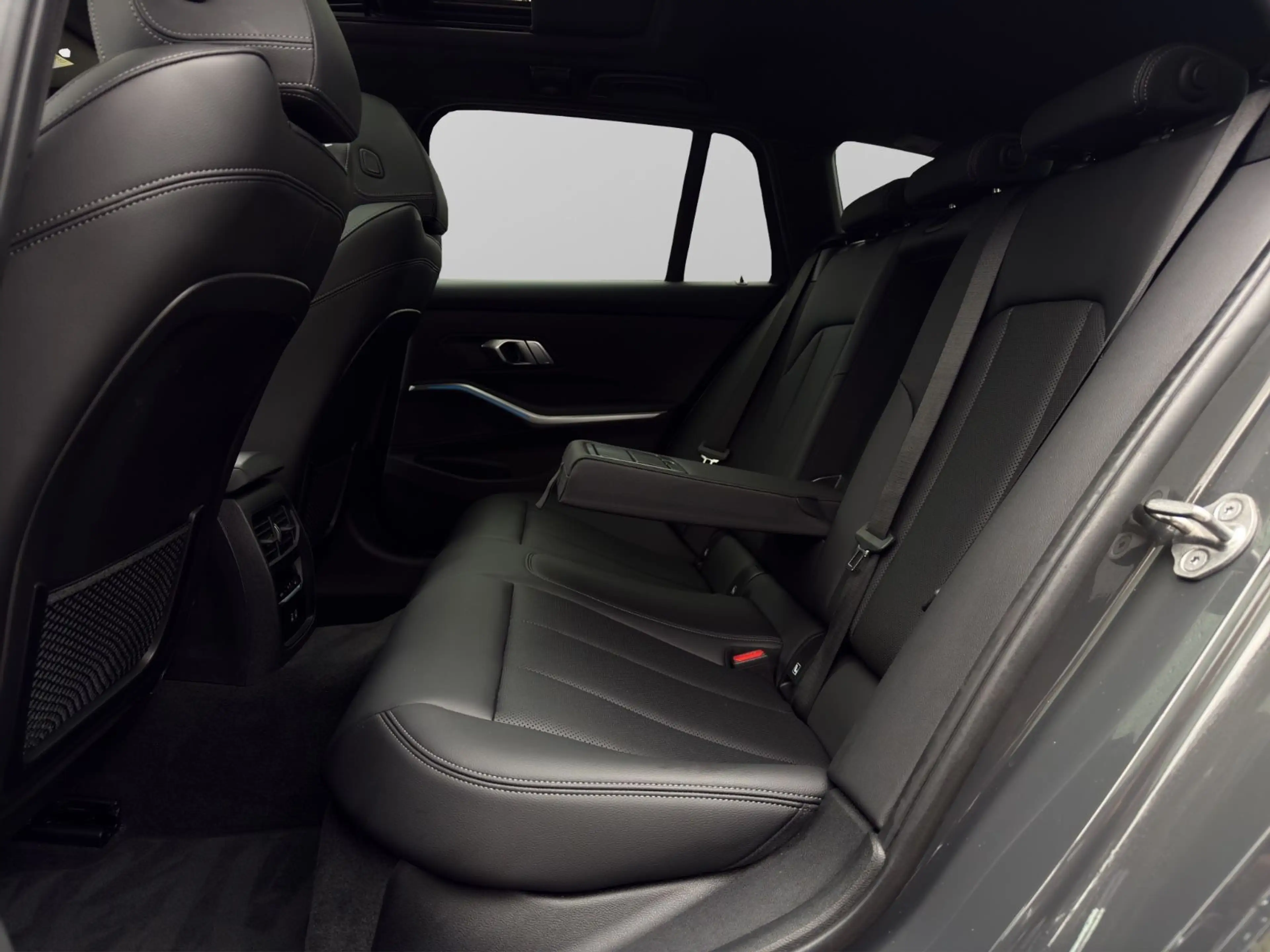 BMW 330 e xDrive Sport *ACC*HUD*LASER*AHK*INNOVATION* — photo 12