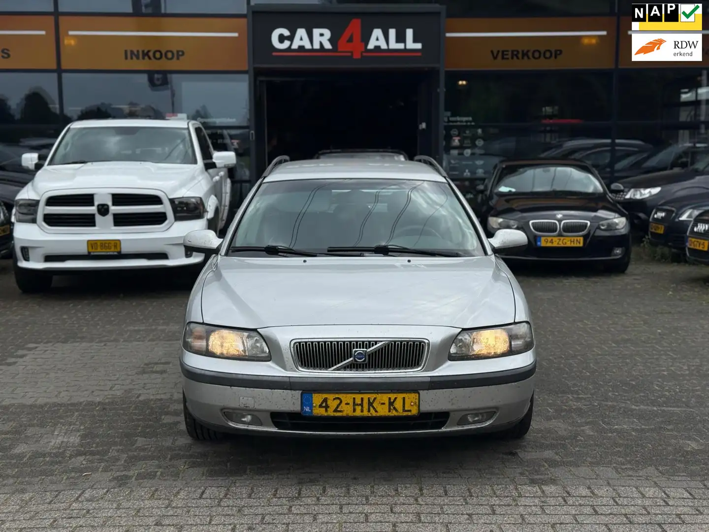 Volvo V70 2.4 Comfort Line AUTOMAAT/APK 27-3-26/RIJDT PERFEC Grijs - 1