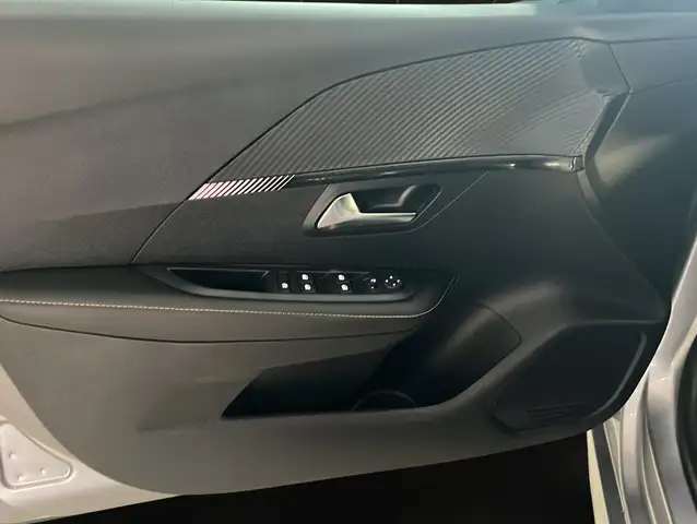 Peugeot 208 view 7