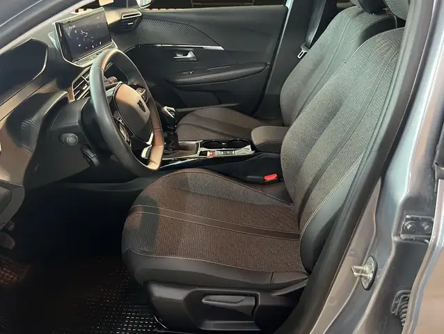 Peugeot 208 view 9