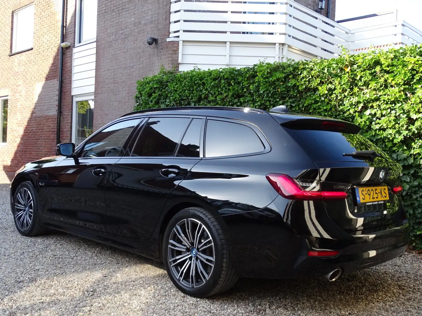 BMW 320 3-serie Touring 320e Business Edition Plus | Carpl Zwart - 2