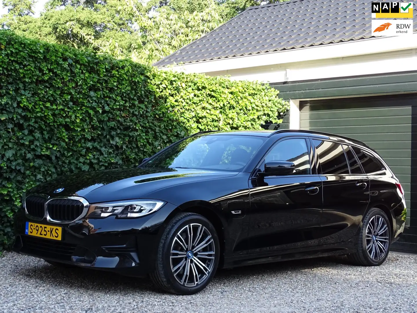 BMW 320 3-serie Touring 320e Business Edition Plus | Carpl Zwart - 1