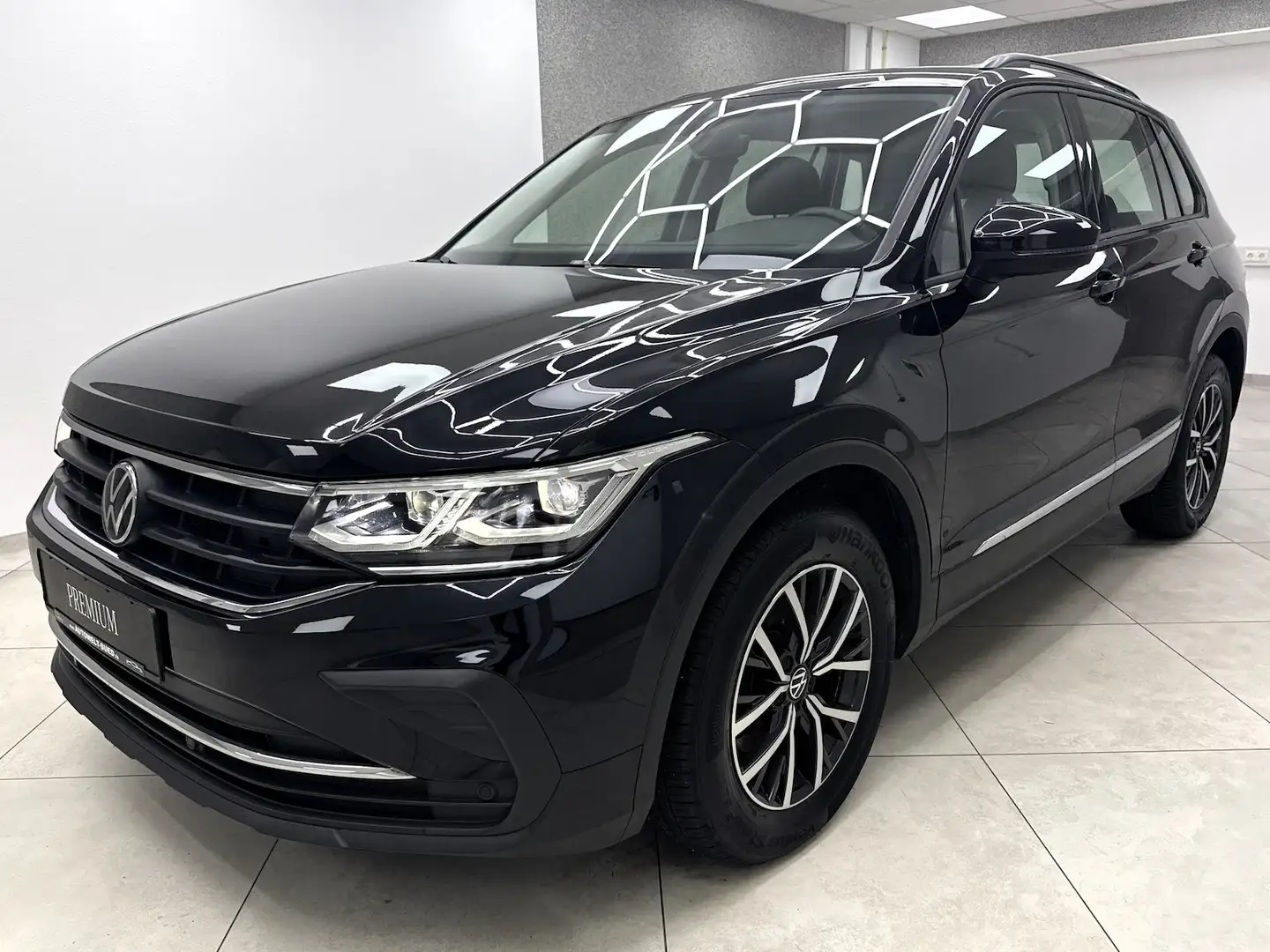Volkswagen Tiguan 2.0 TDI Life Matrix AHK Navi SHZ RCam Ergo Noir - 2