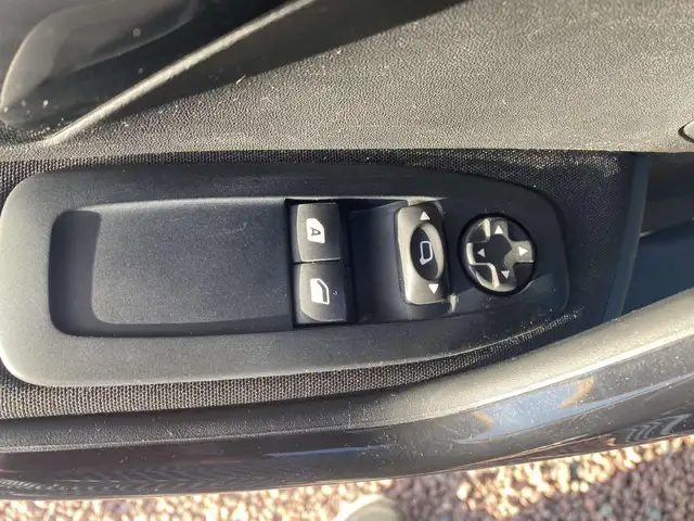 Peugeot 208 view 11