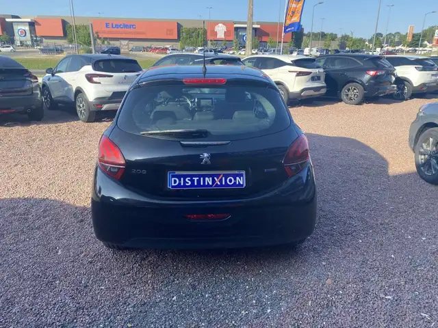 Peugeot 208 view 5