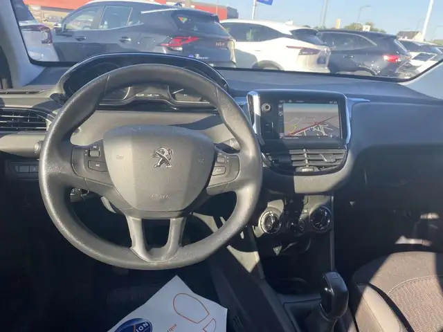 Peugeot 208 view 9