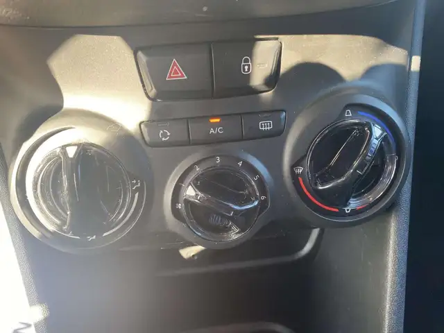 Peugeot 208 view 14