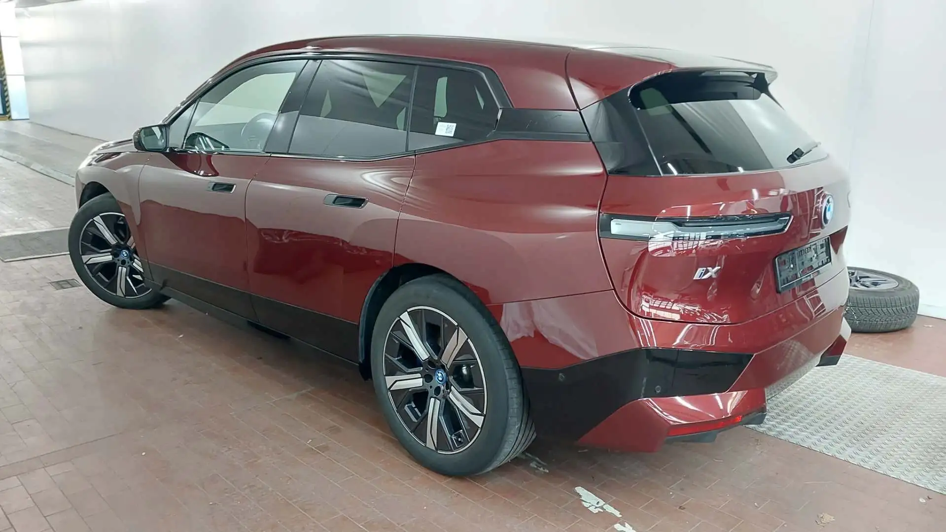 BMW iX xDrive40 77 kWh | Driving Assistant Professional | Rouge - 2
