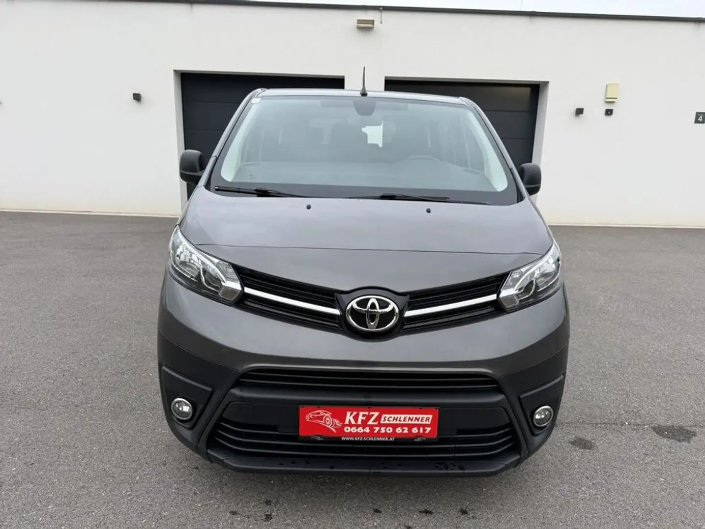 Toyota Proace 2.0 D L2 Comfort 9-Sitzer Grau - 2