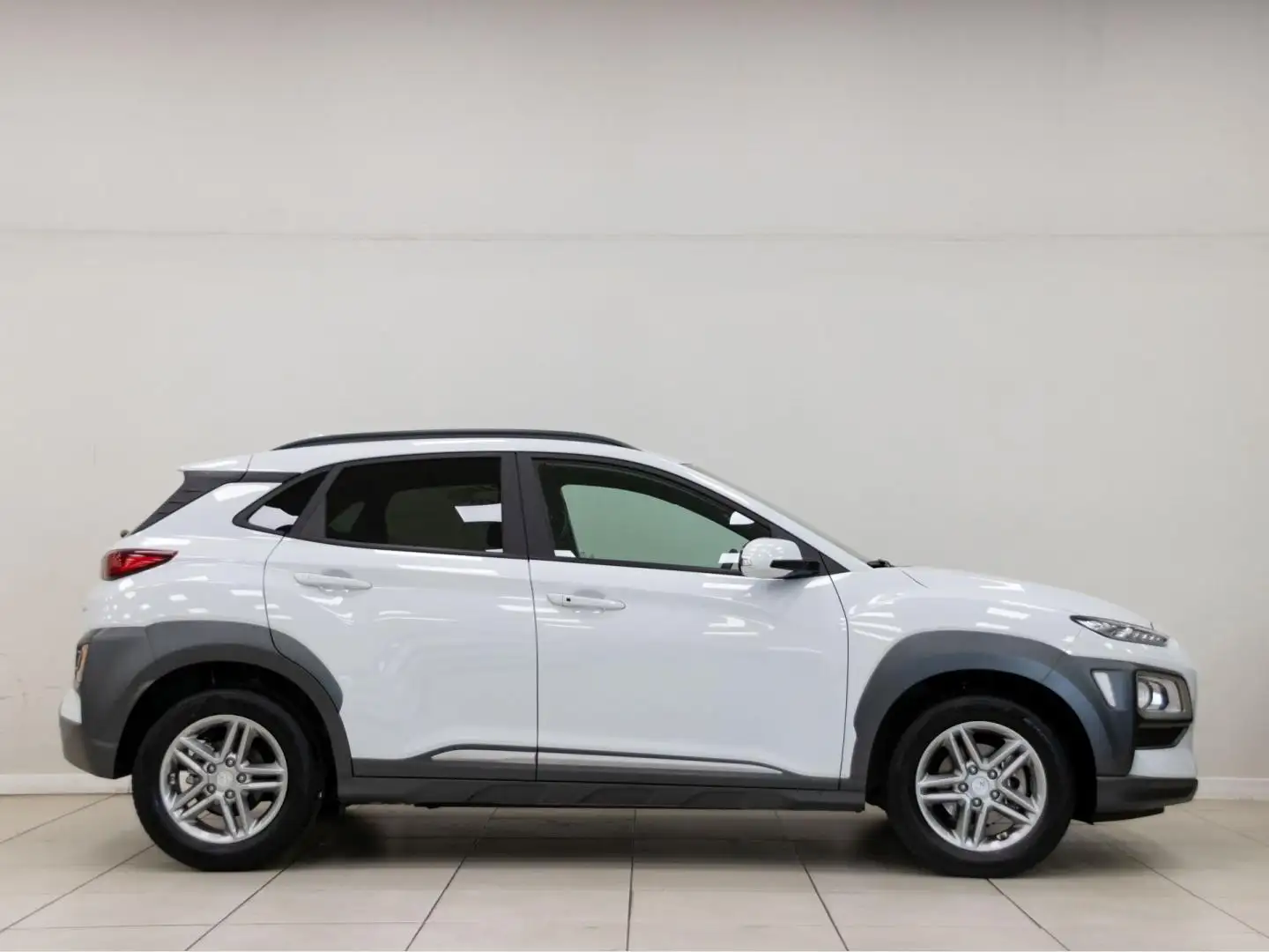 Hyundai KONA 1.0 TGDI Tecno Red 4x2 Blanco - 2