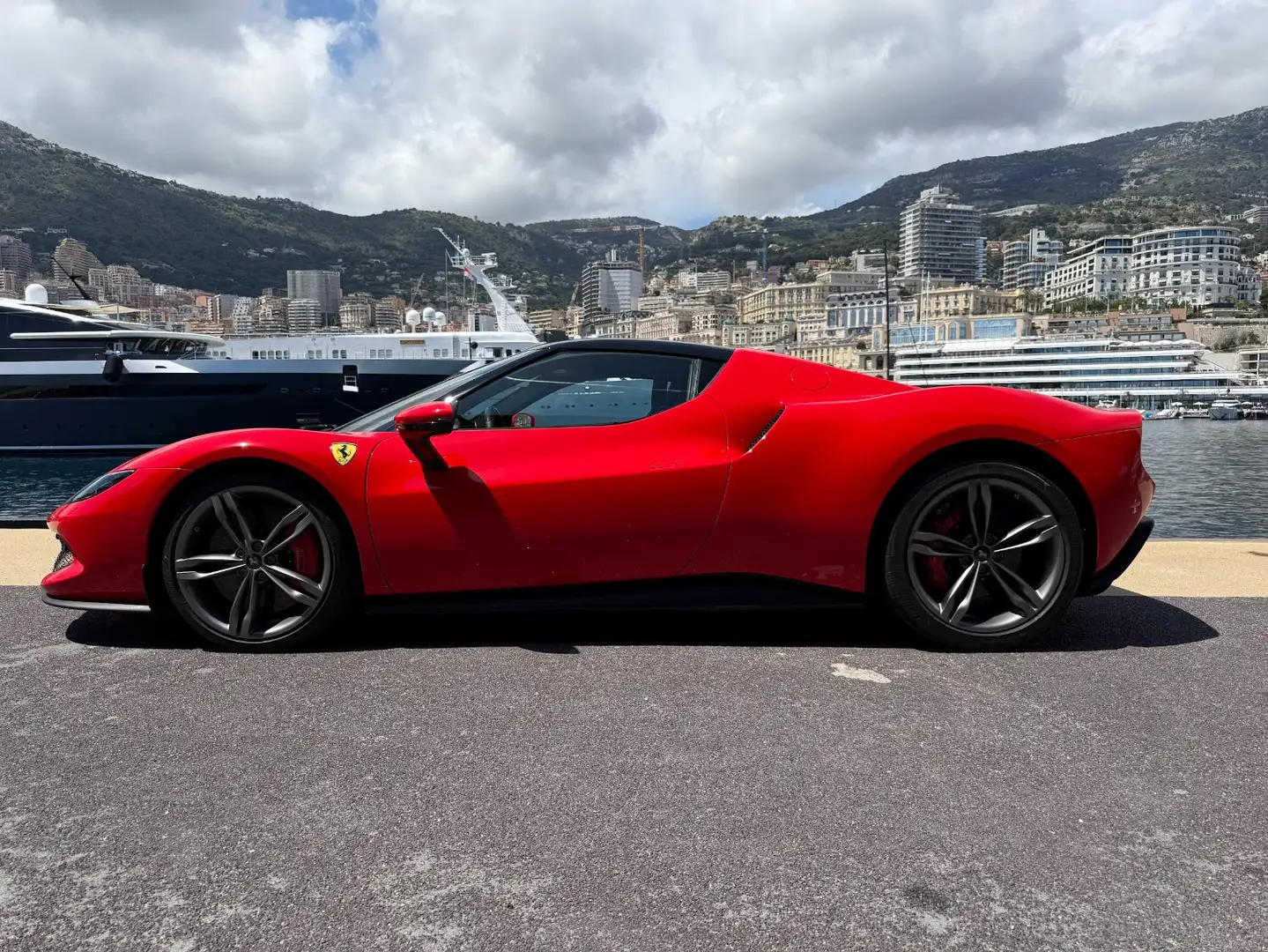 Ferrari 296 GTB / 3.0l V6 Turbo Hybride 830 CH BVA 8 / Red - 2