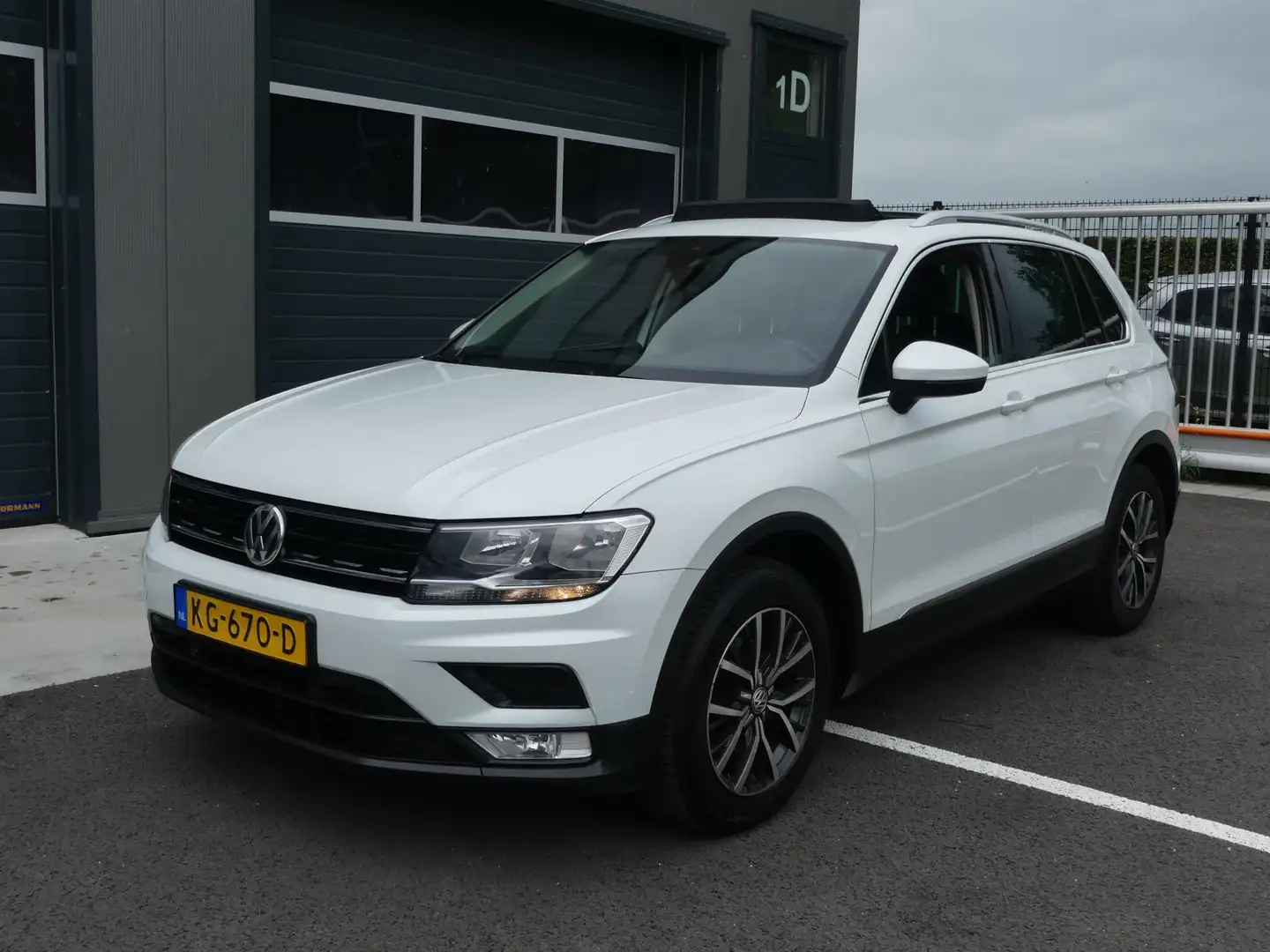 Volkswagen Tiguan 1.4 TSI 125PK Connected Series ECC Navigatie Panod Wit - 2