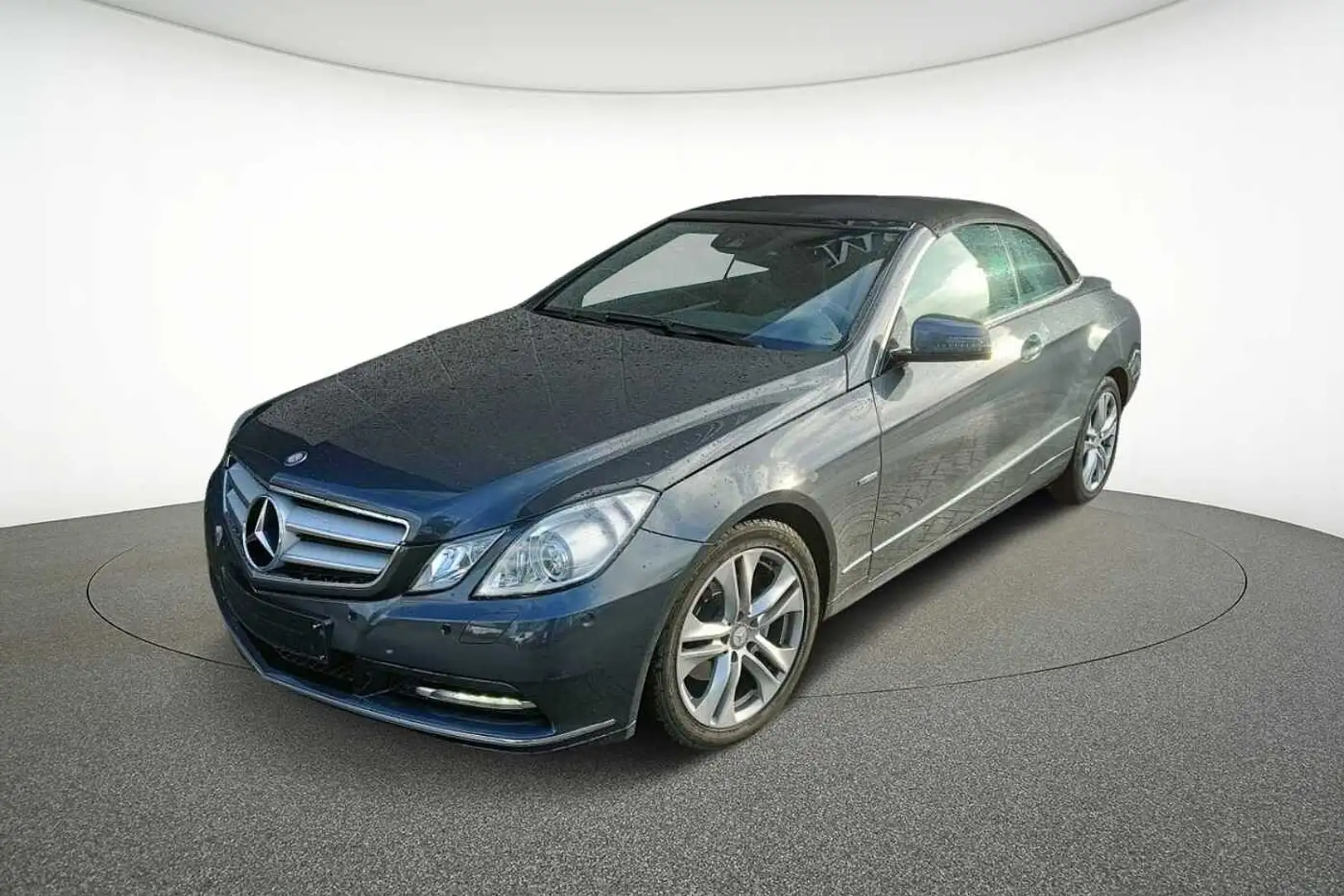 Mercedes-Benz E 200 BlueEFFICIENCY Cabrio siva - 1