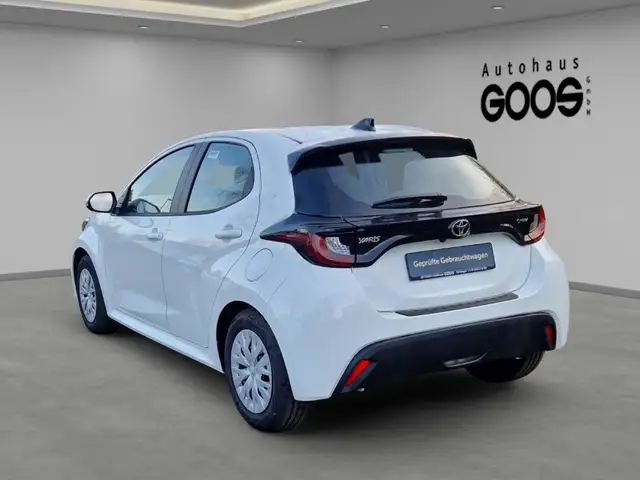 Toyota Yaris view 3