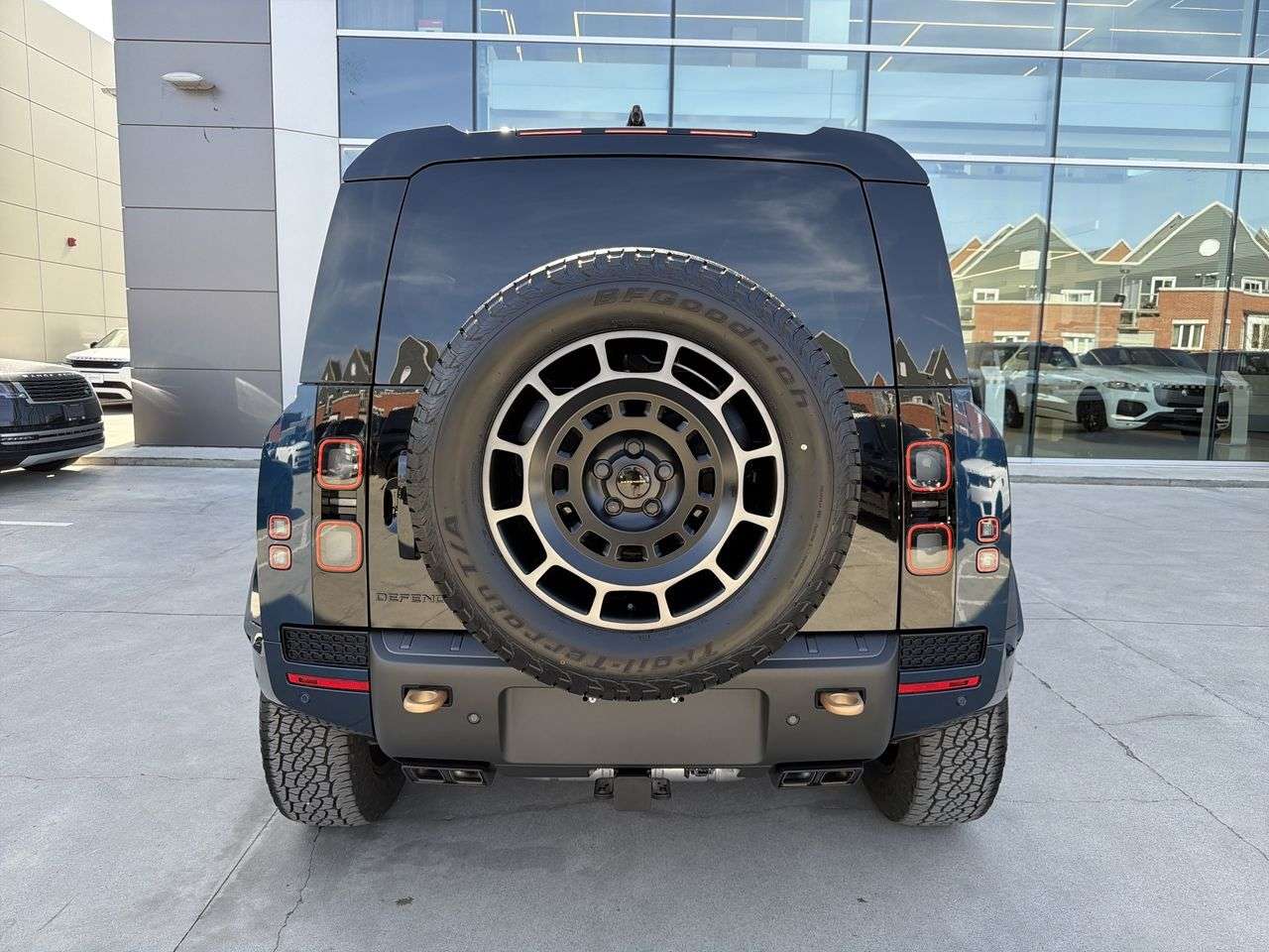 2026 Land Rover Defender 110 P635 OCTA alt 4