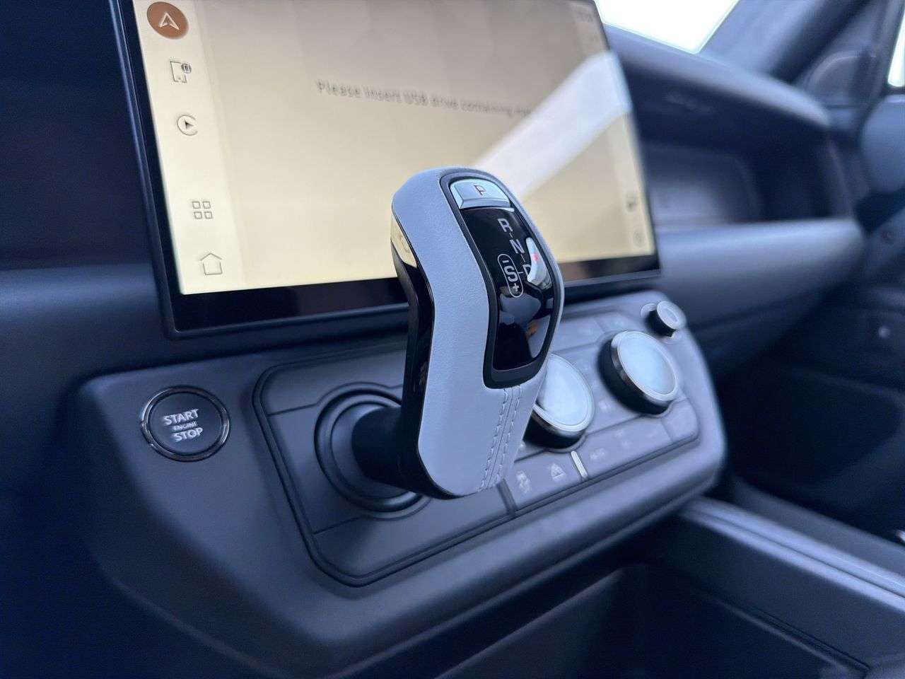 2026 Land Rover Defender 110 P635 OCTA thumb 18