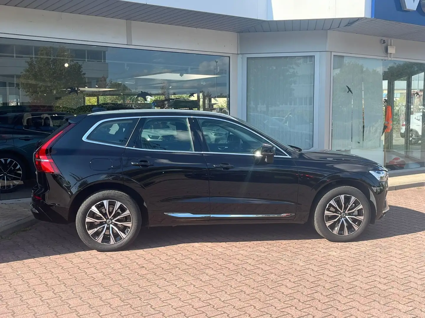 Volvo XC60 B4 D AWD Plus Bright Auto Schwarz - 2