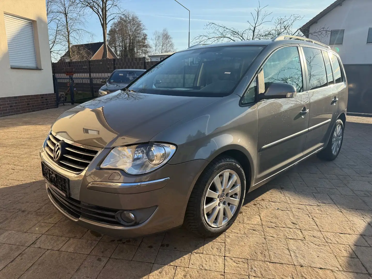 Volkswagen Touran 2.0 TDI Highline+Leder+Navi+Xenon+AHK+Sta Grau - 1