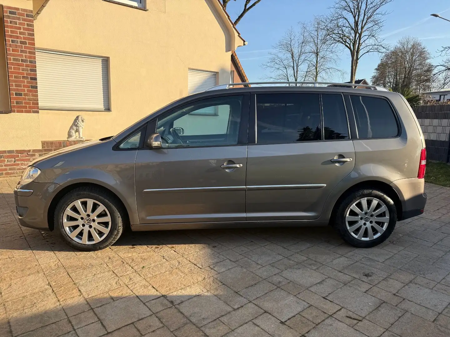 Volkswagen Touran 2.0 TDI Highline+Leder+Navi+Xenon+AHK+Sta Grau - 2