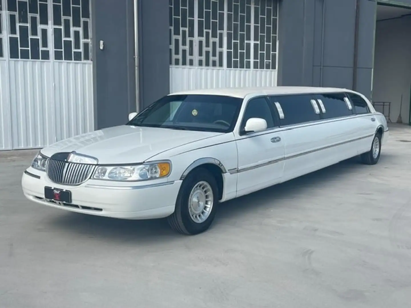 Lincoln Town Car Limousine 9 posti patente b Bianco - 1