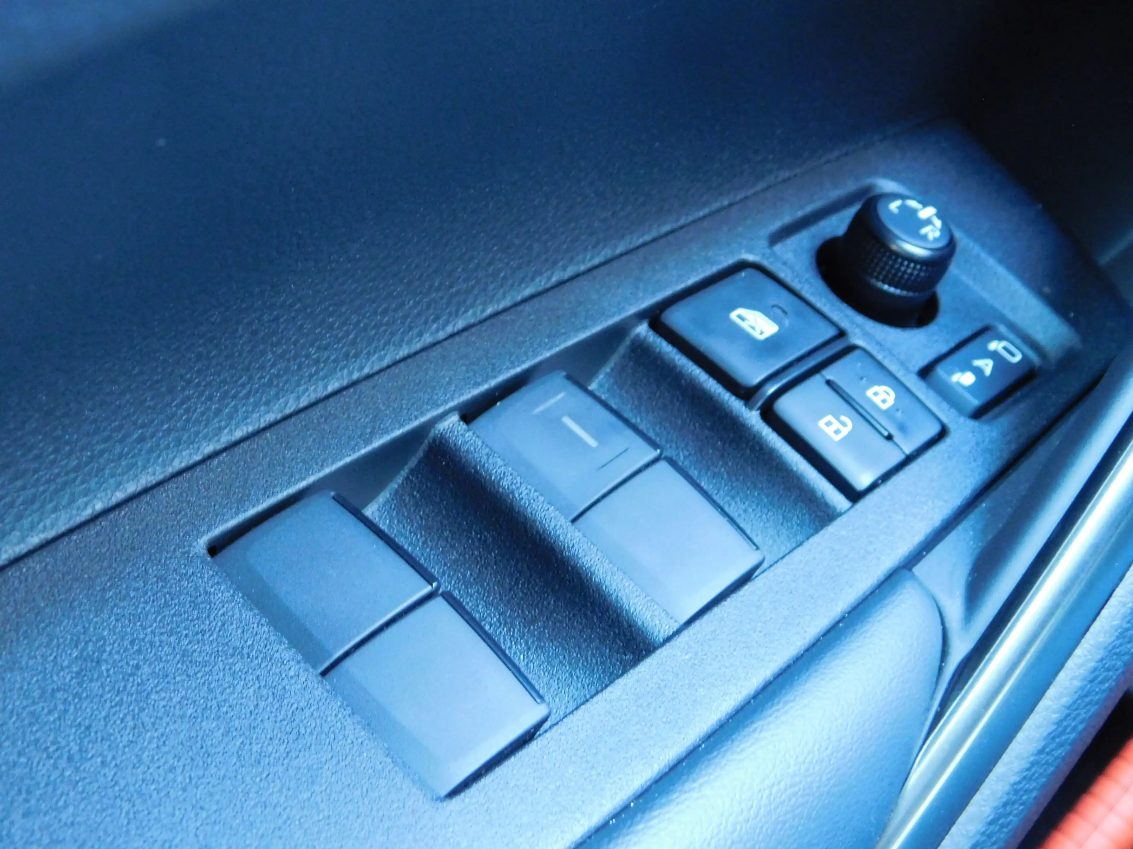 Toyota Corolla Cross Hybrid 180 Dynamic — photo 24