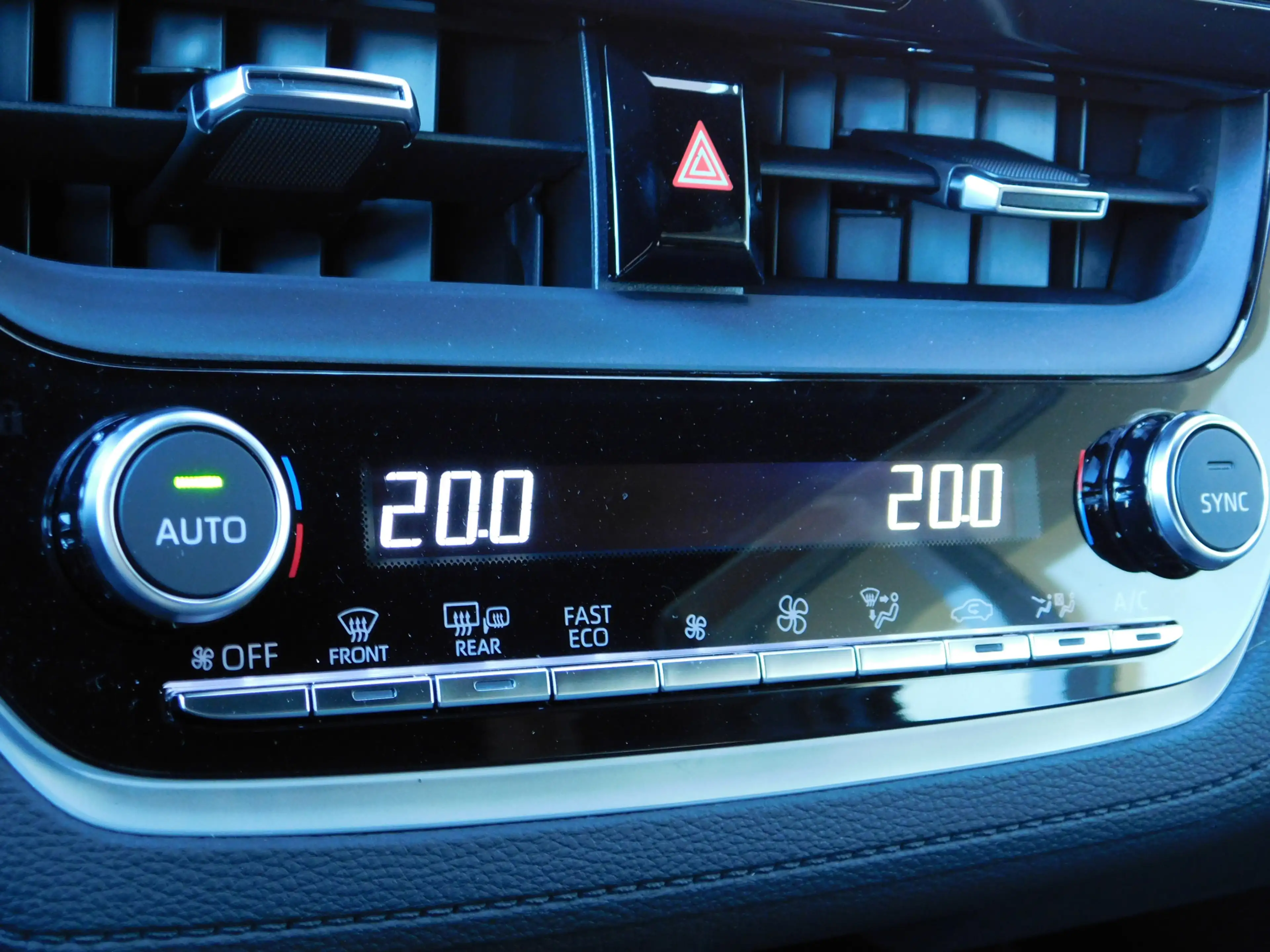 Toyota Corolla Cross Hybrid 180 Dynamic — photo 25