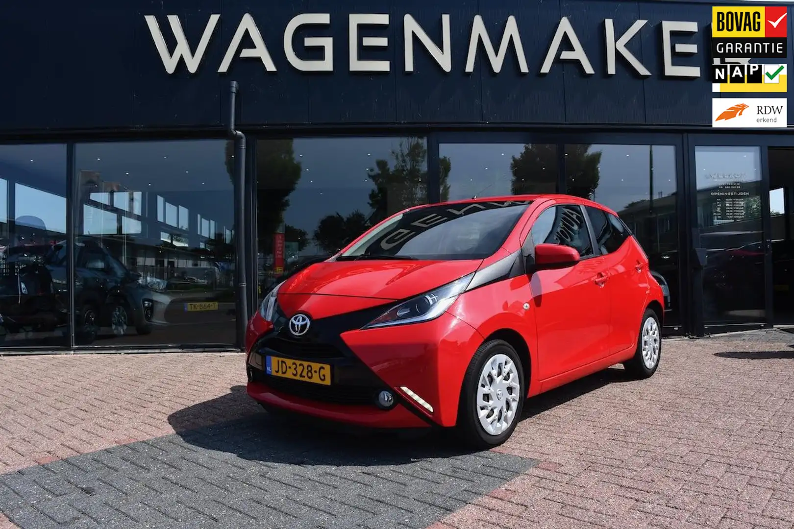 Toyota Aygo 1.0 VVT-i x-play AUT|AIrco|NAVI|Camera|DealerOH! Rood - 1