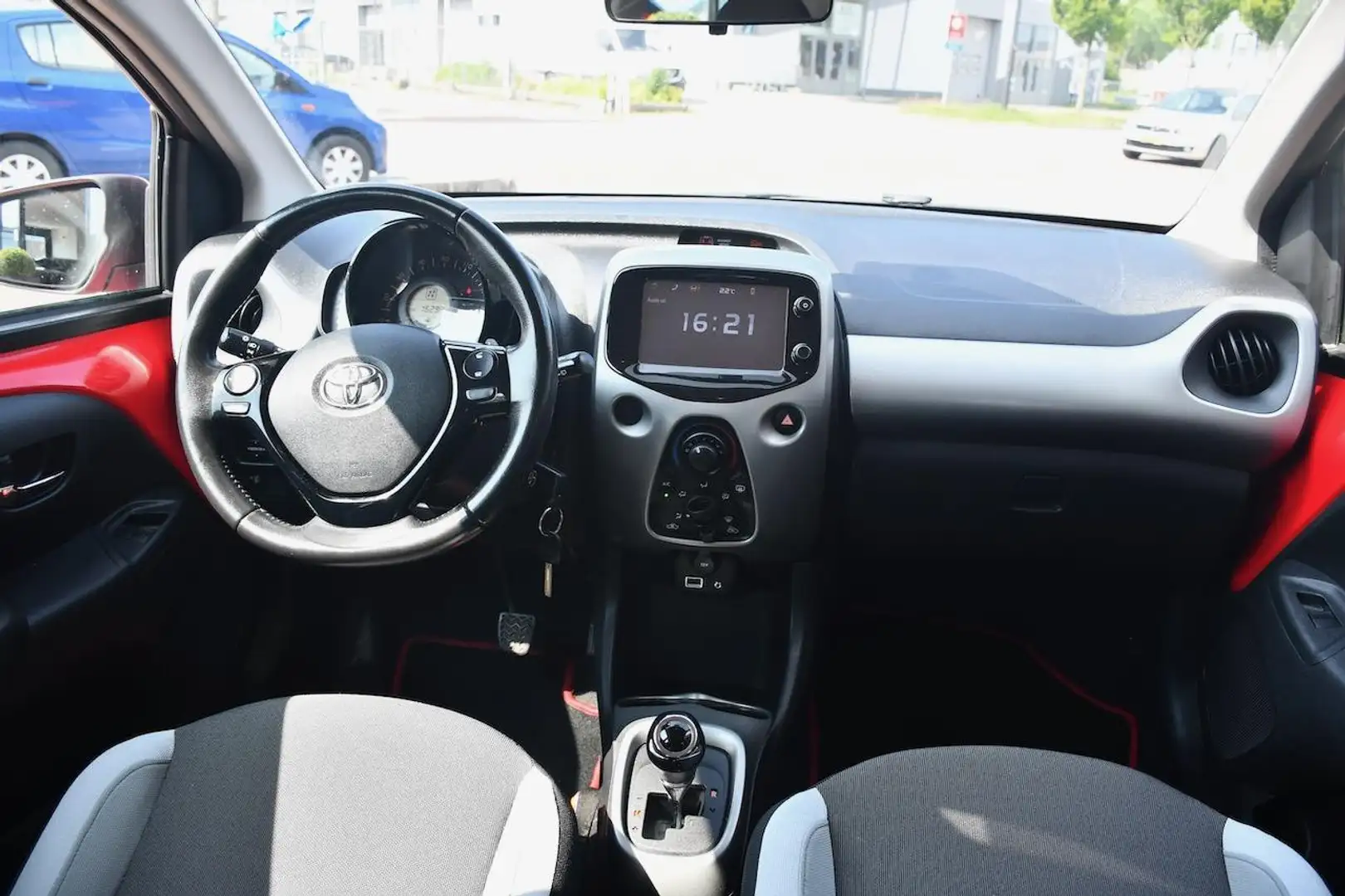 Toyota Aygo 1.0 VVT-i x-play AUT|AIrco|NAVI|Camera|DealerOH! Rood - 2