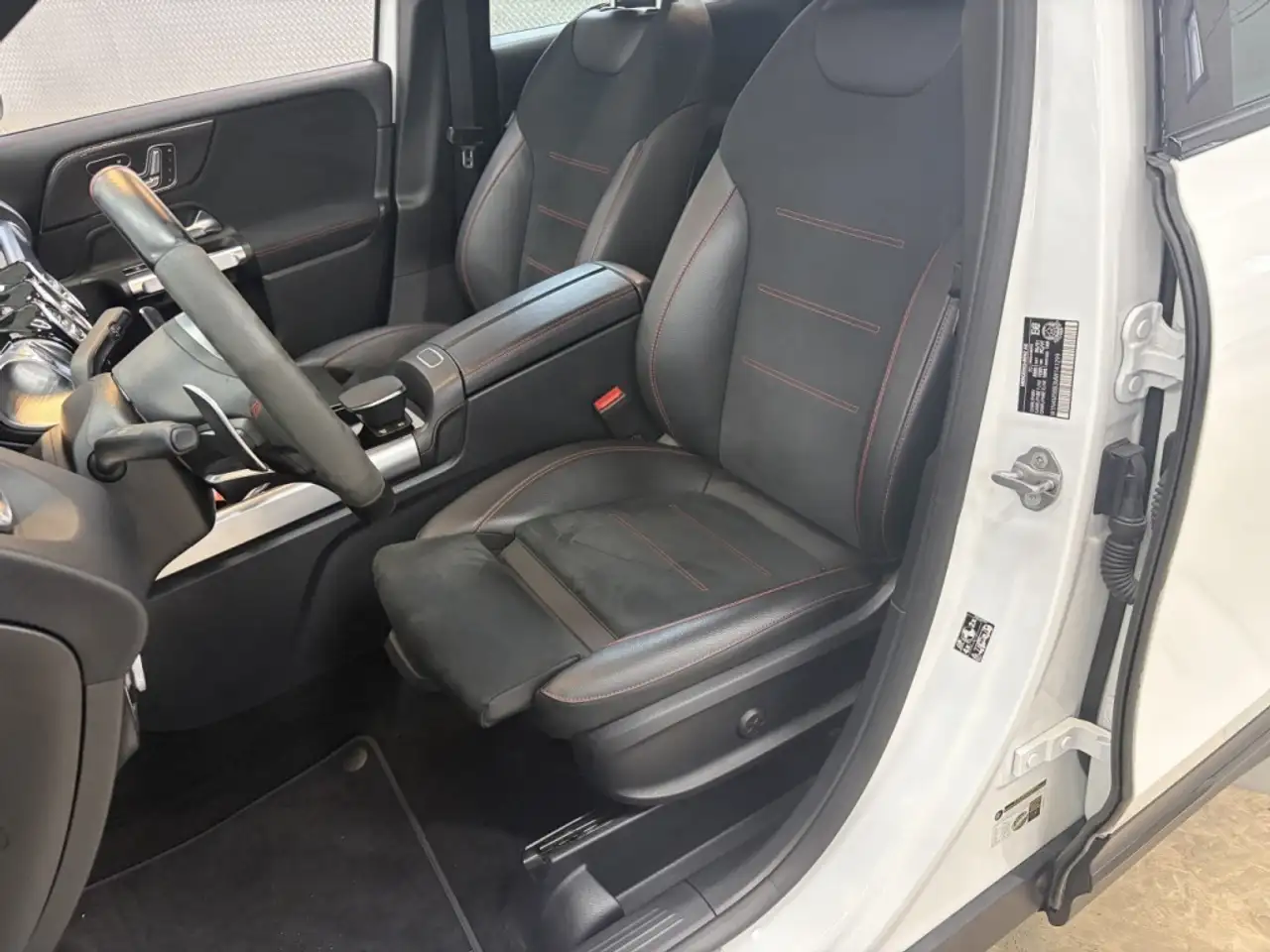 Mercedes-Benz GLB снимка Mercedes-Benz GLB
