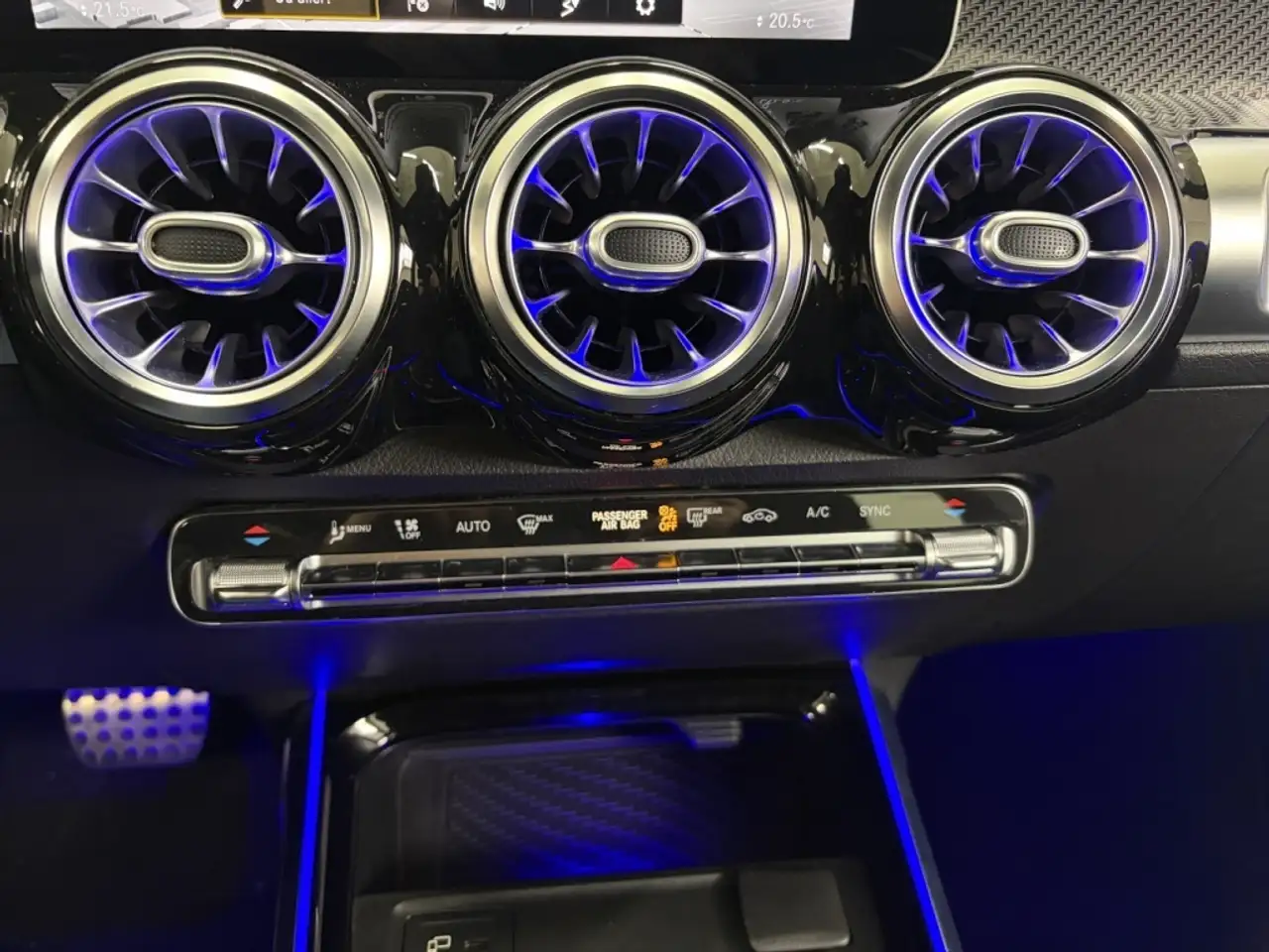 Mercedes-Benz GLB снимка Mercedes-Benz GLB